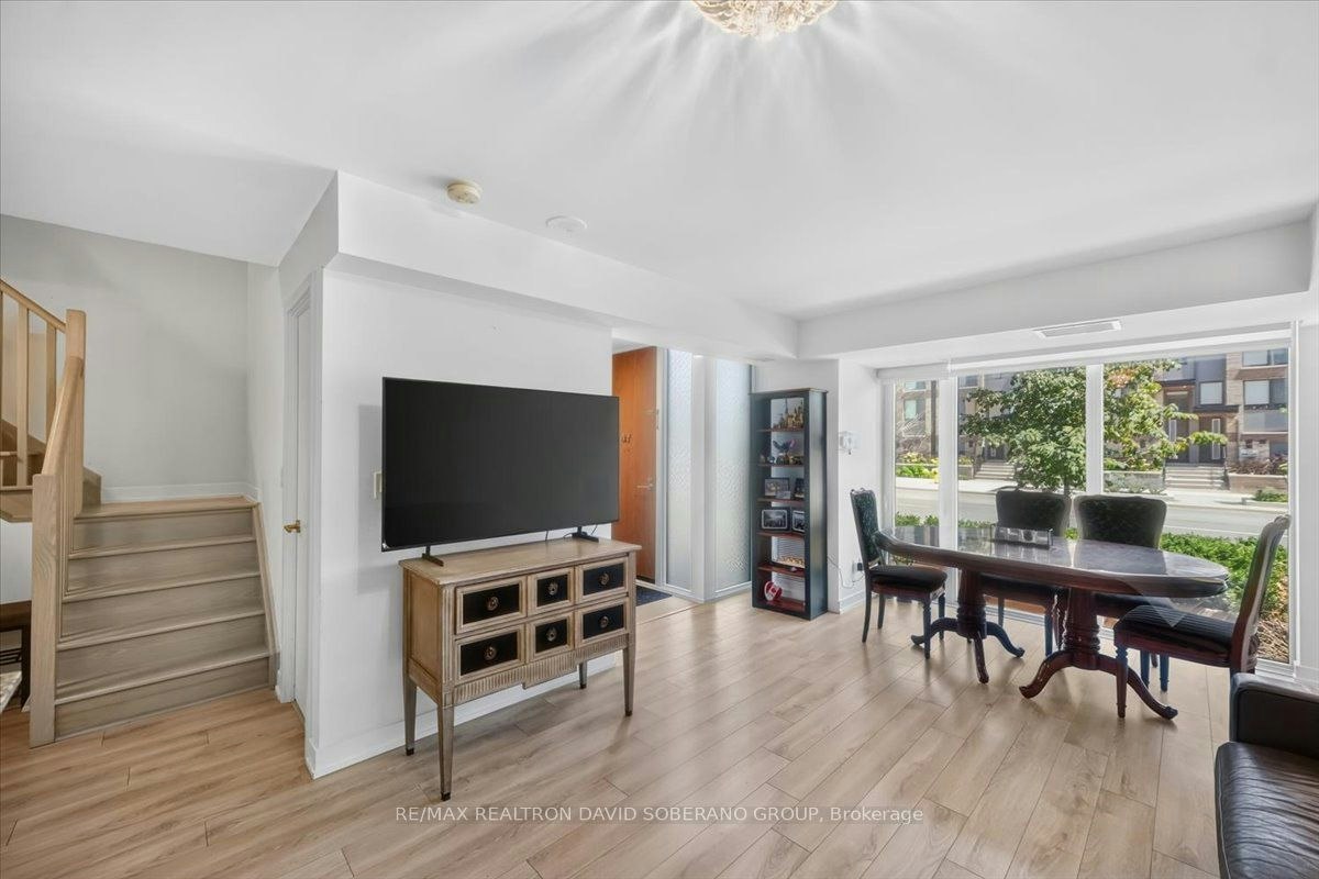 112 Varna Drive, Toronto, ON, M6A 0C6 - 8