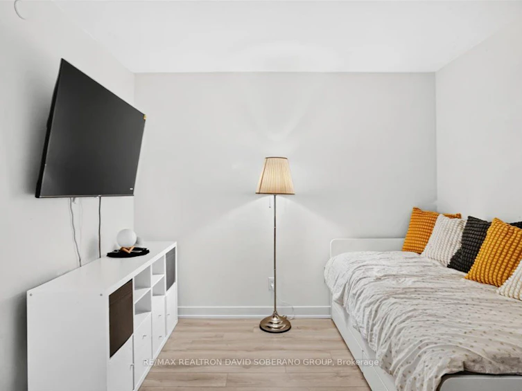 112 Varna Drive, Toronto, ON, M6A 0C6 - 21