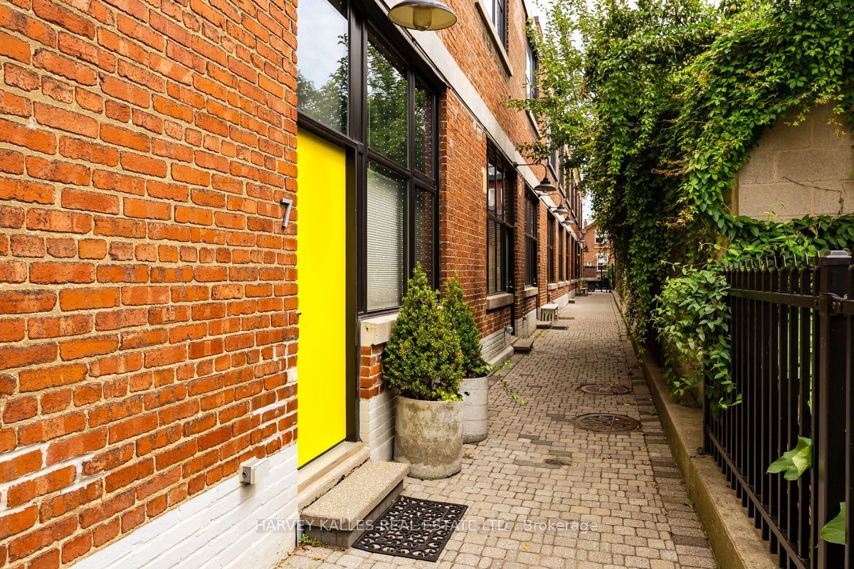 7-200 Clinton Street, Toronto, ON, M6G 2Y5 - 3