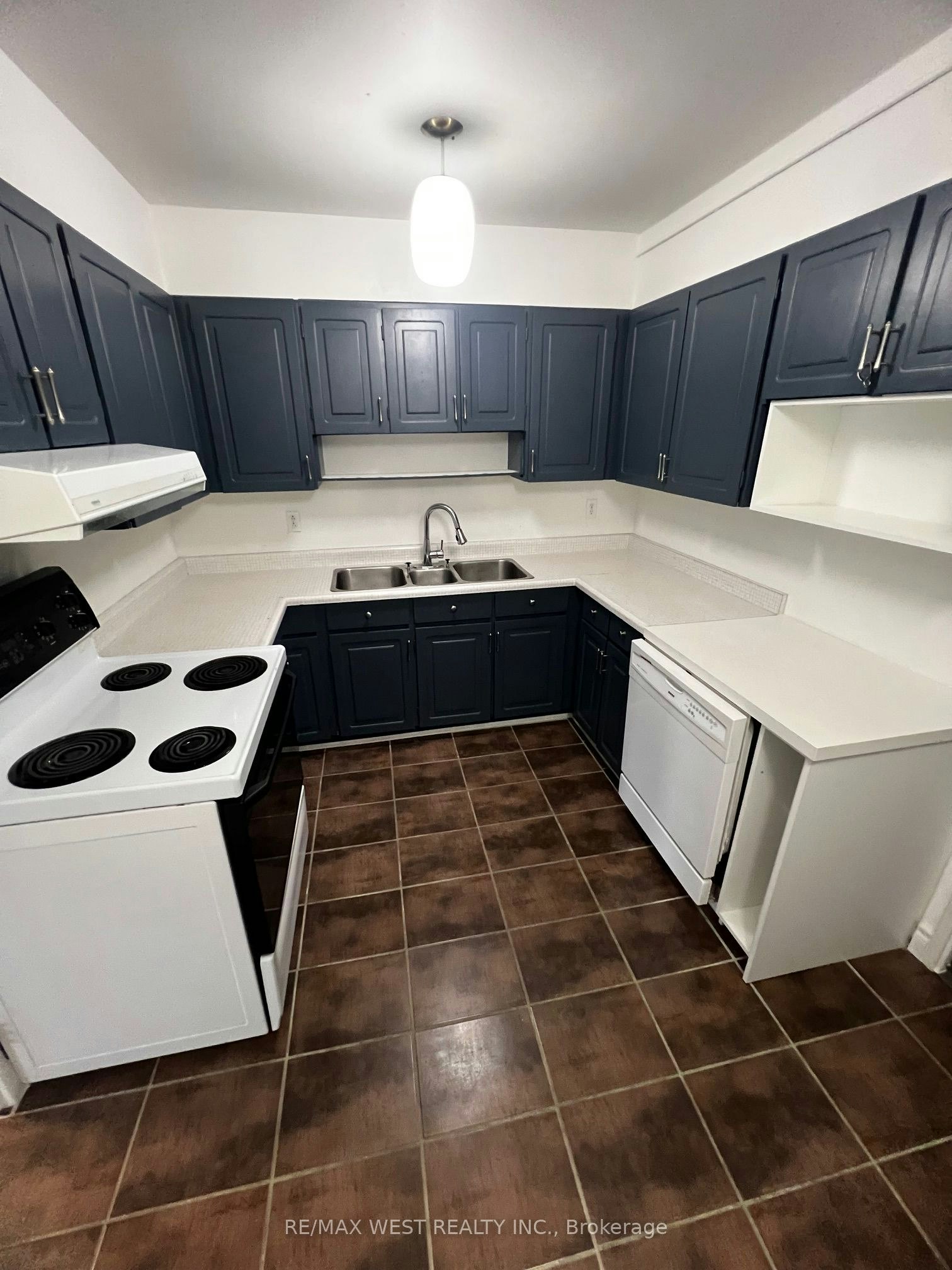 202-130 Neptune Drive, Toronto, ON, M6A 1X5 - 6
