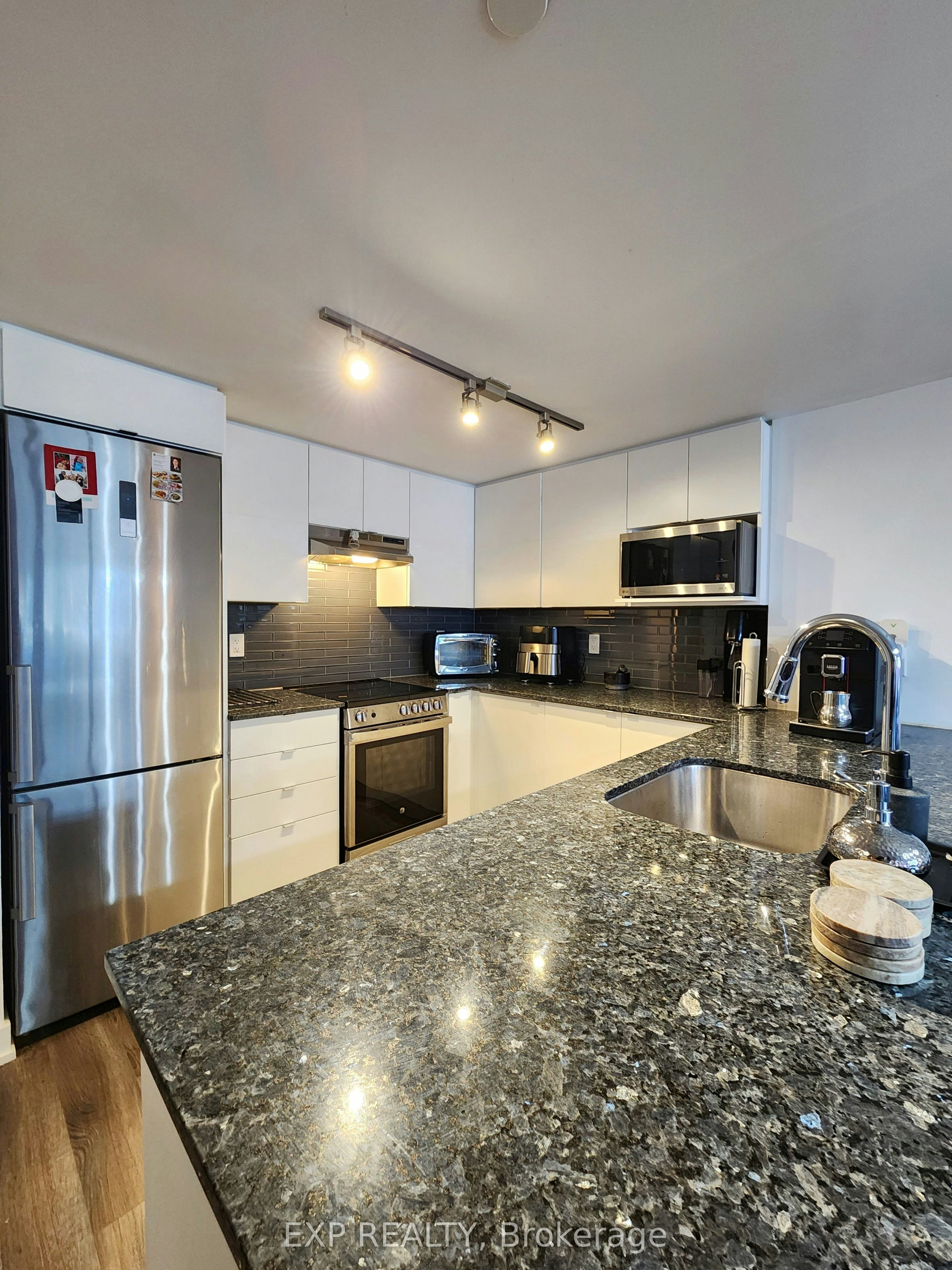 7-106 Varna Drive, Toronto, ON, M6A 0C8 - 3