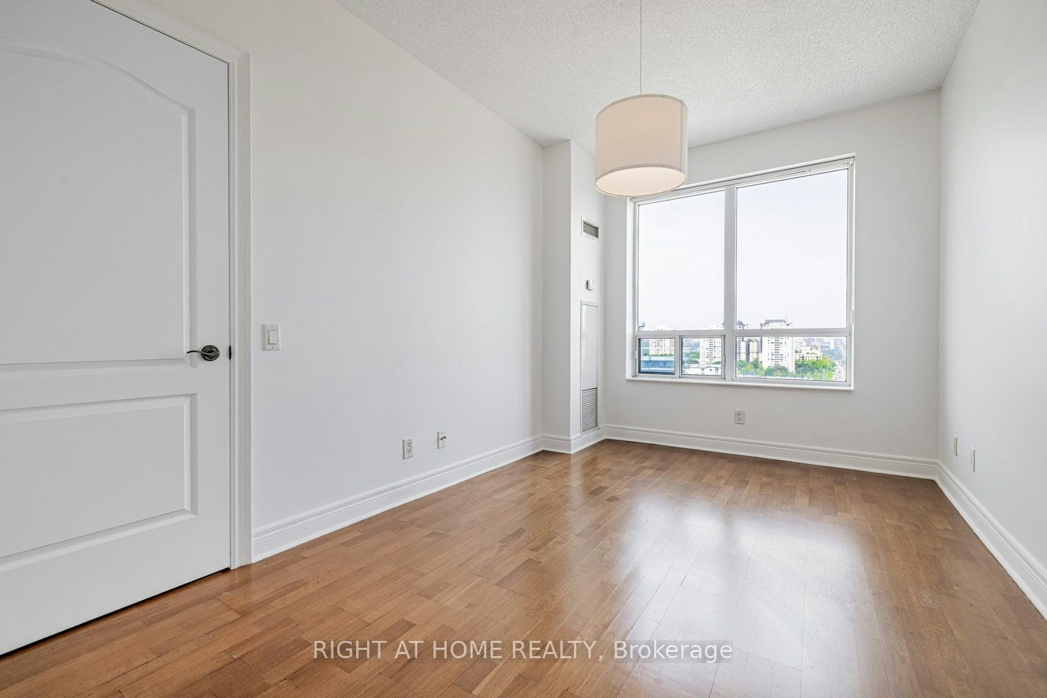 RG1-1 Clairtrell Road, Toronto, ON, M2N 7H6 - 14