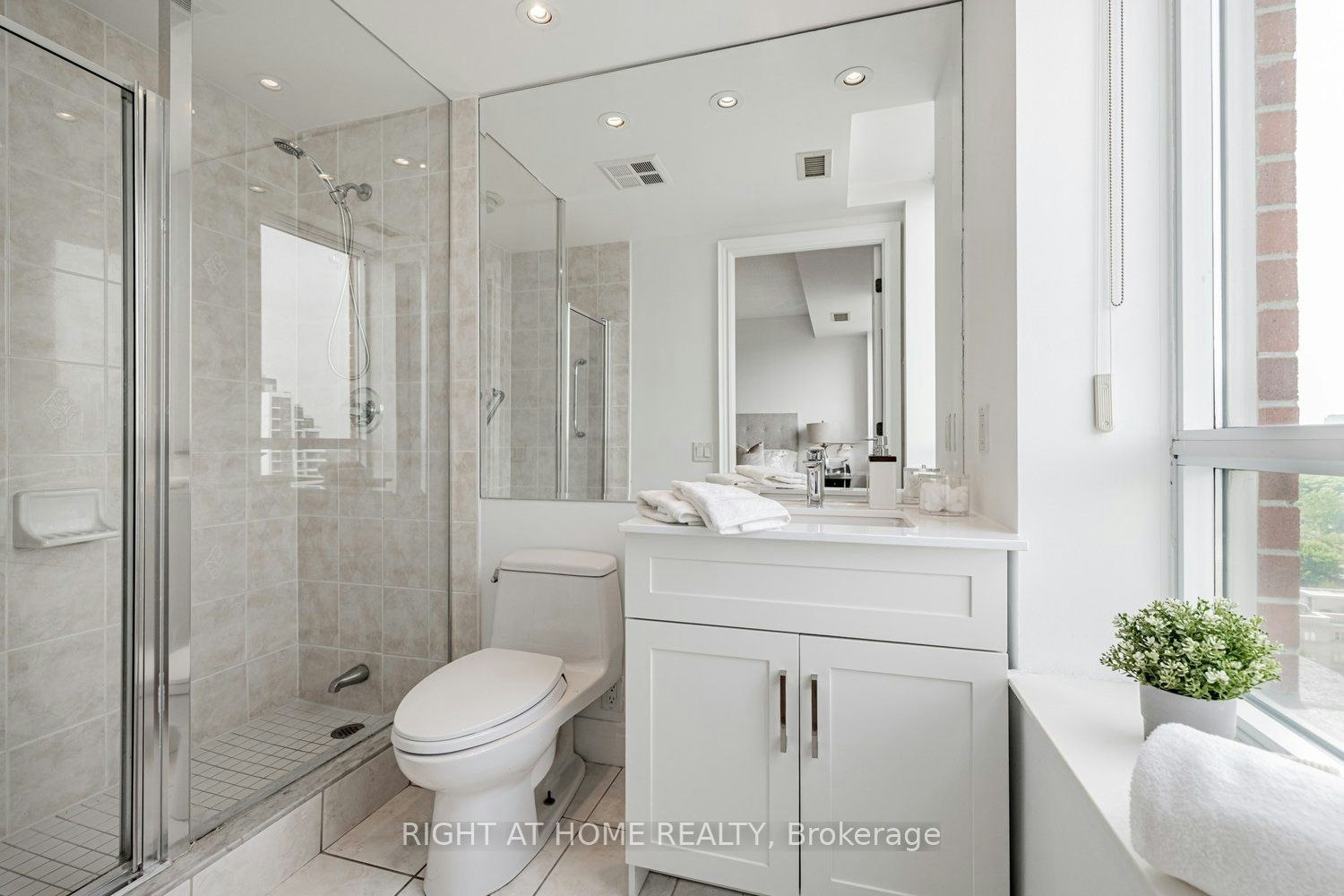 RG1-1 Clairtrell Road, Toronto, ON, M2N 7H6 - 11