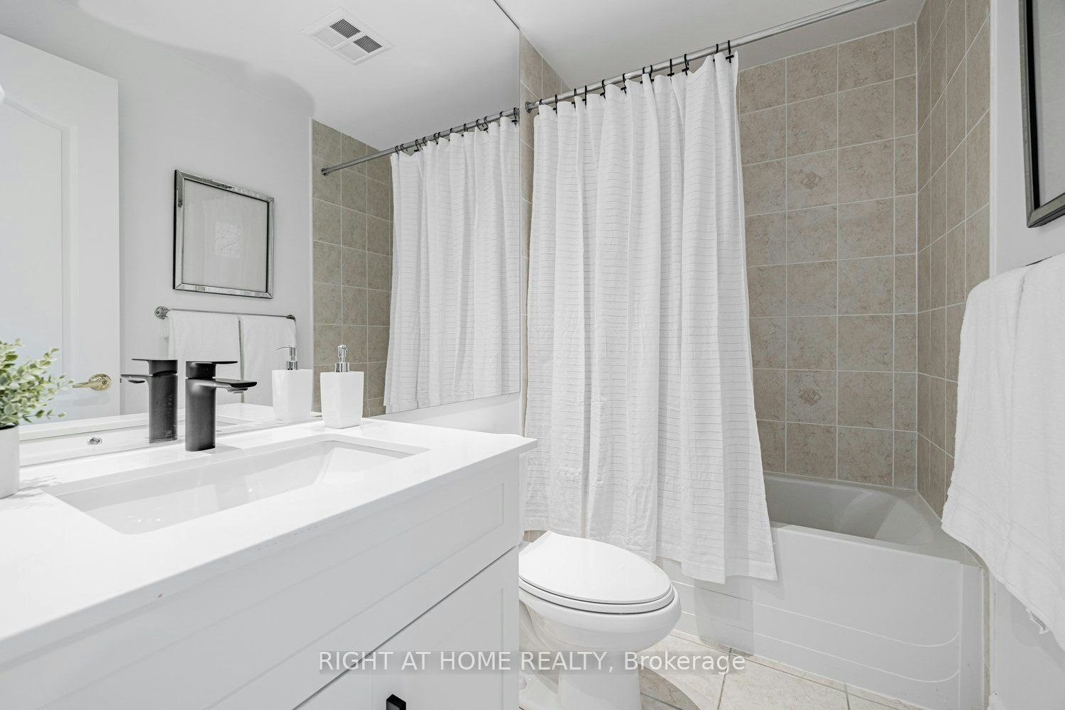 RG1-1 Clairtrell Road, Toronto, ON, M2N 7H6 - 15