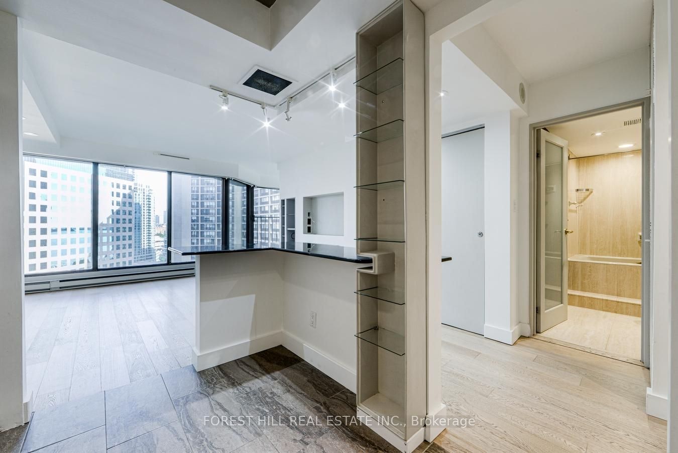 1707-65 Harbour Square, Toronto, ON, M5J 2L4 - 5