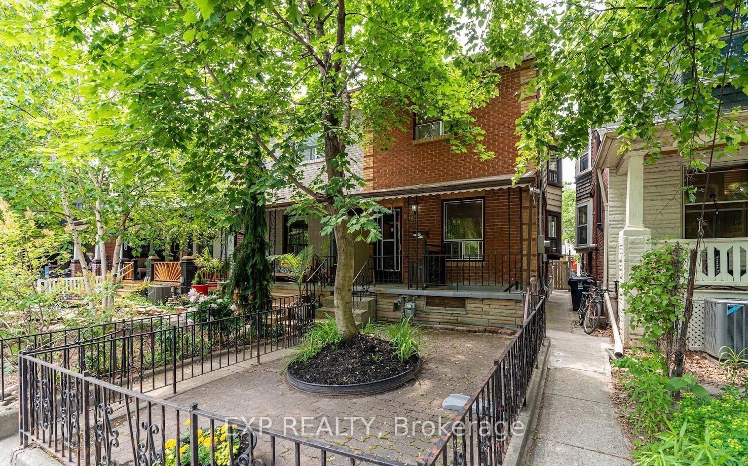 BSMT-858 Manning Avenue, Toronto, ON, M6G 2W8