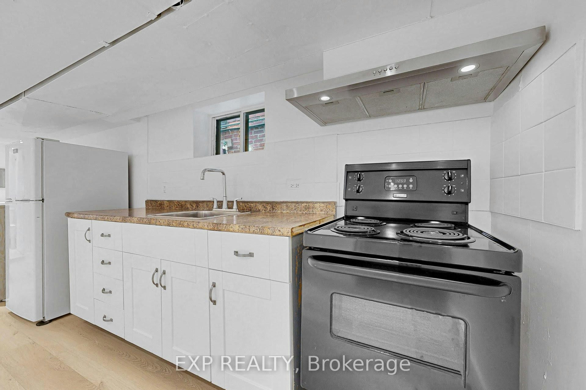 BSMT-858 Manning Avenue, Toronto, ON, M6G 2W8 - 9