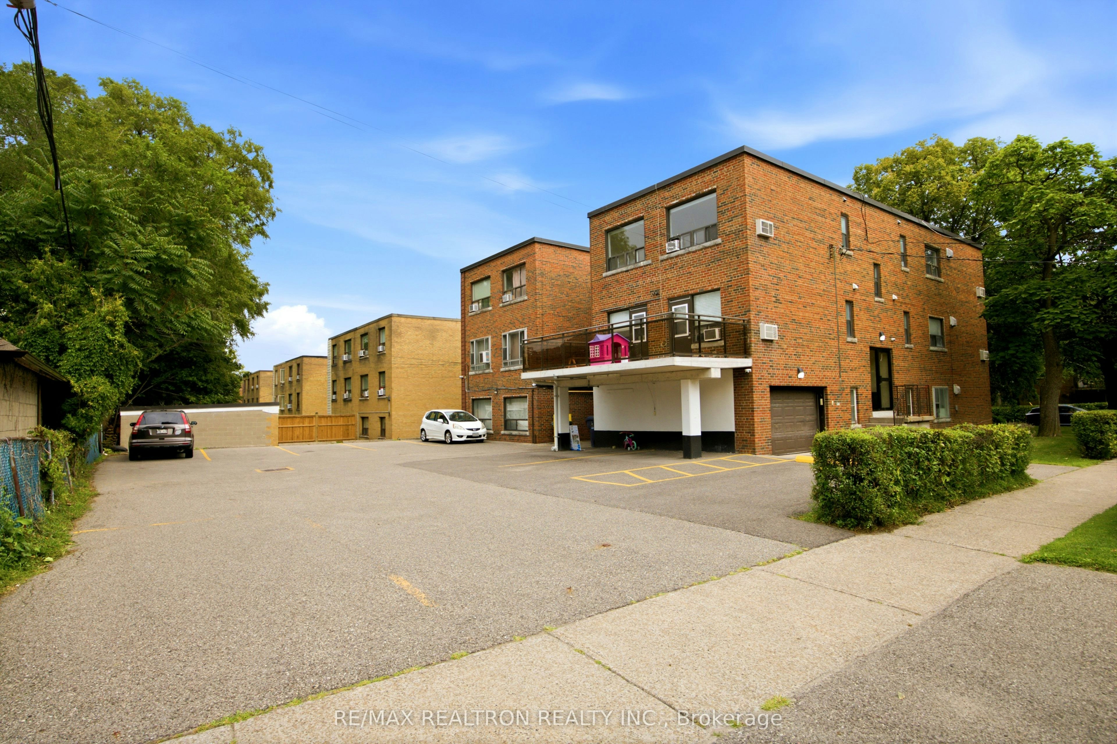 7-26 Meadowbrook Road, Toronto, ON, M6B 2S4 - 13