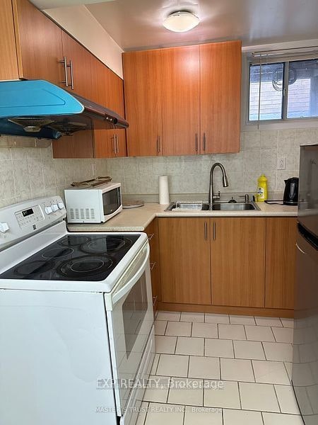 Lower-20 Maureen Drive N, Toronto, ON, M2K 1J8 - 5