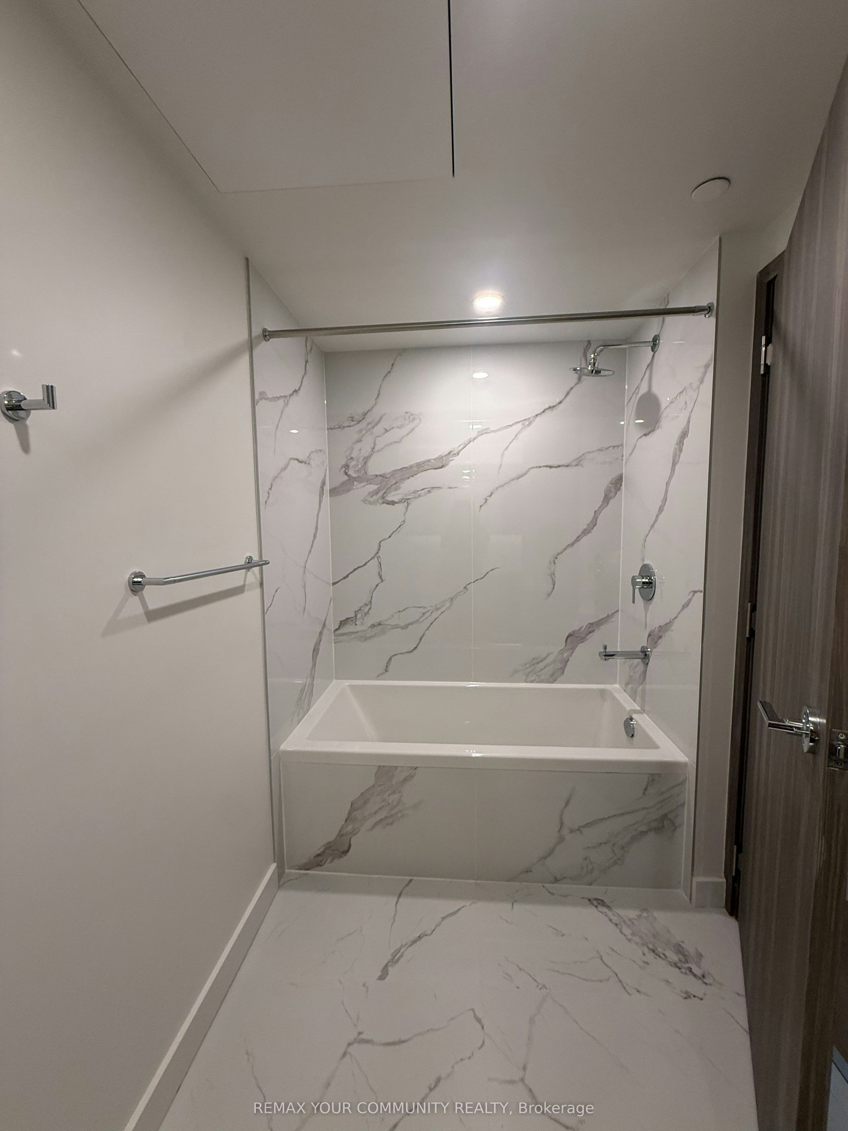 5808-3 Concord Cityplace Way, Toronto, ON, M5V 0X4 - 5