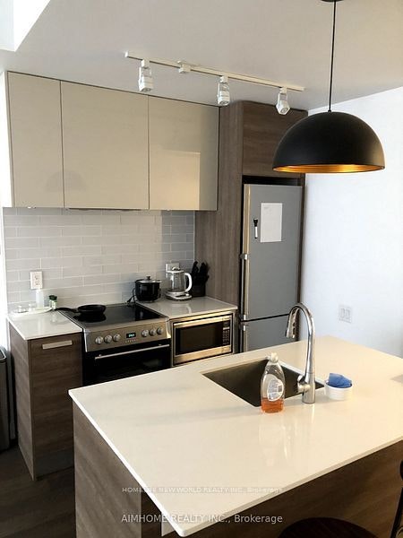 302-1001 Bay Street, Toronto, ON, M5S 3A6 - 3