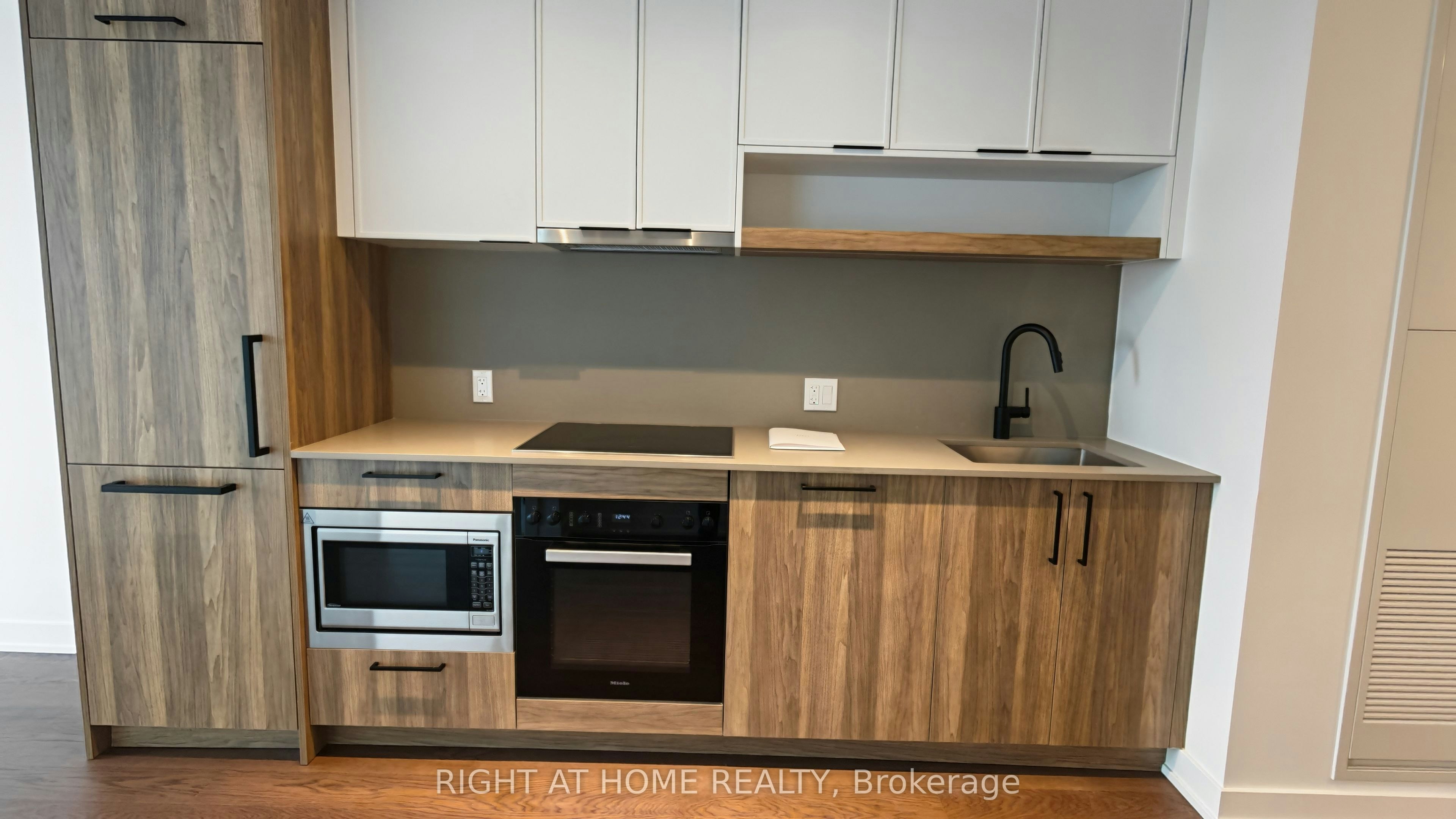 1719-89 Montclair Avenue, Toronto, ON, M5P 0A9 - 3