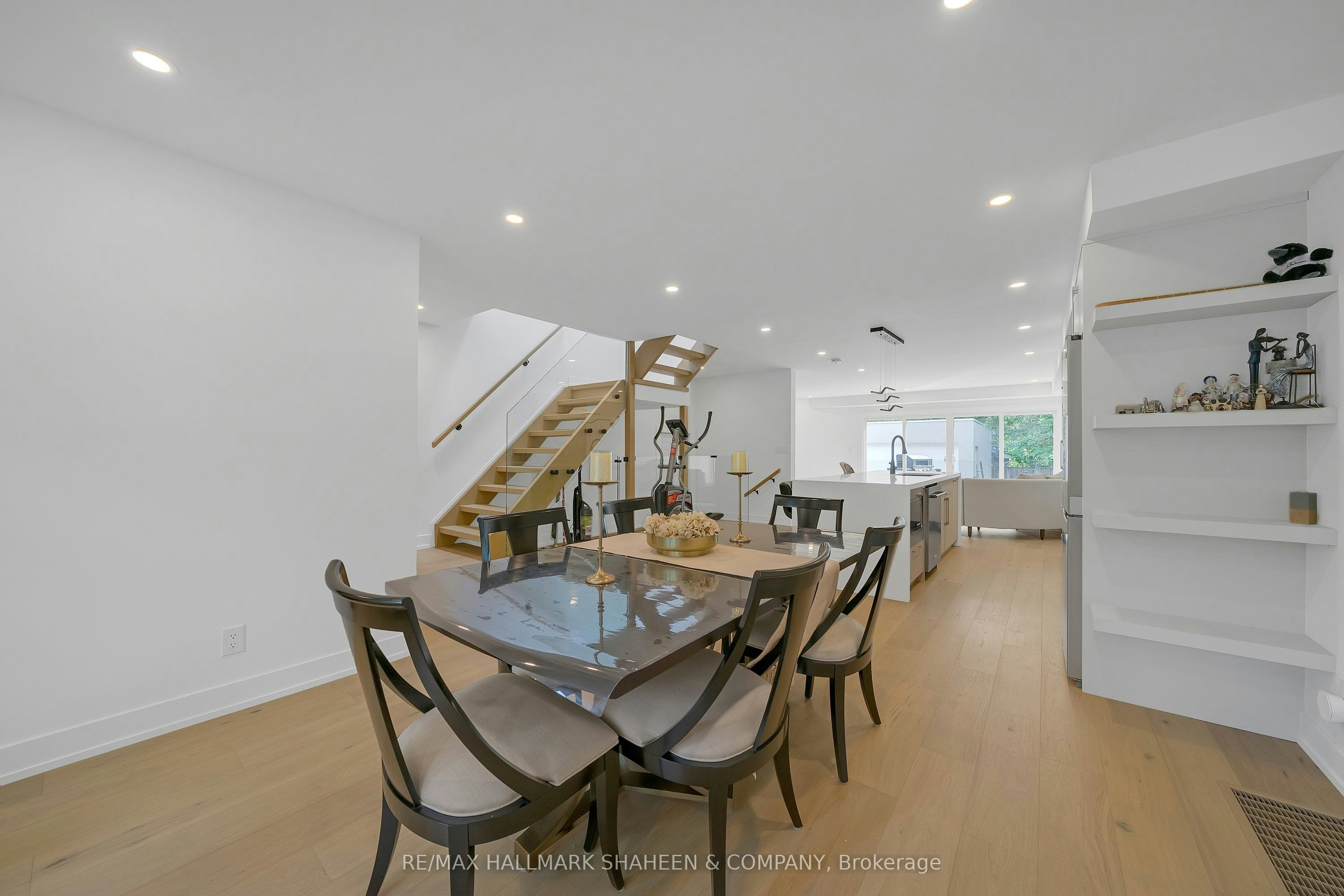 207 Sutherland Drive, Toronto, ON, M4G 1J1 - 6