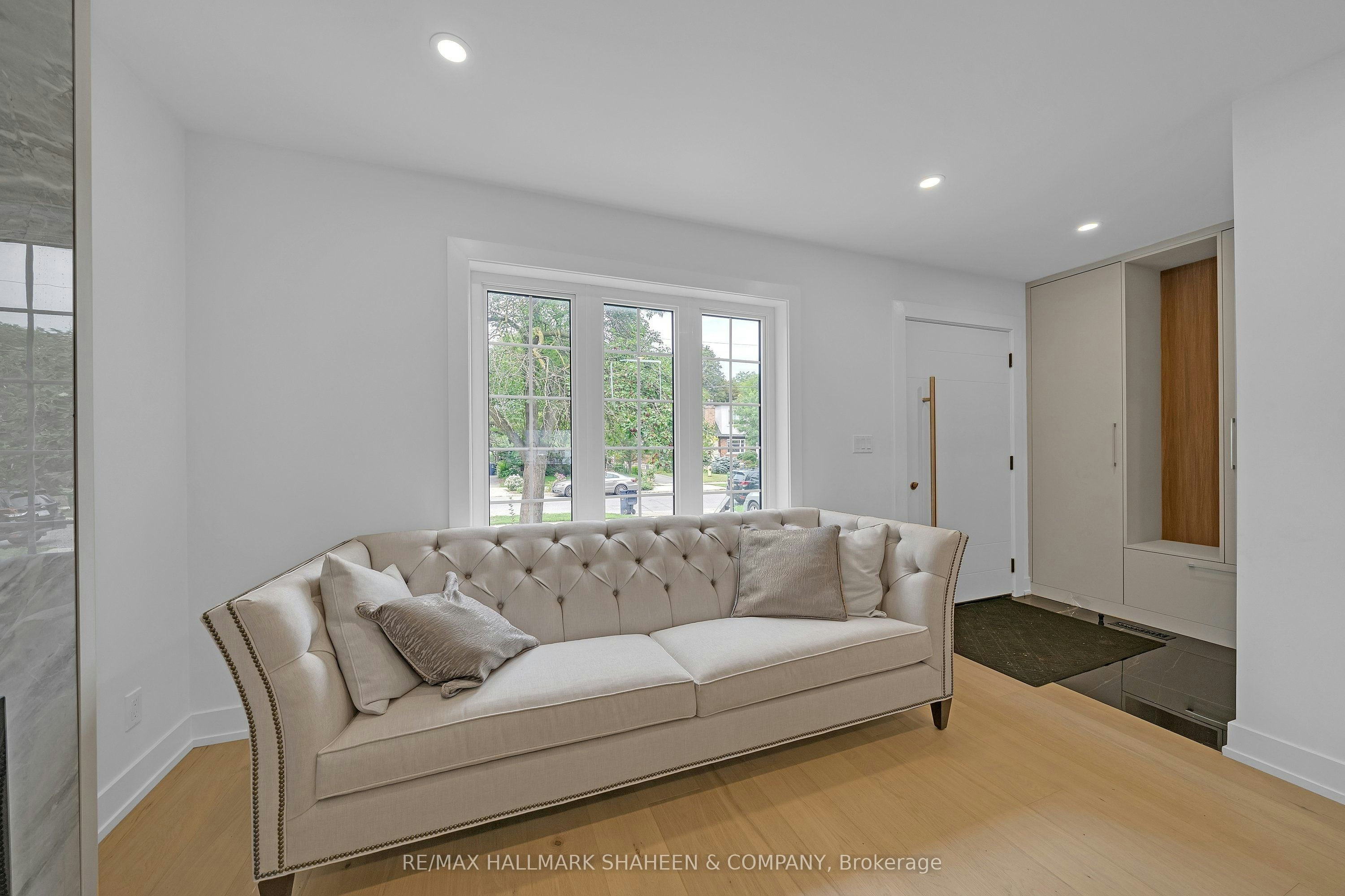 207 Sutherland Drive, Toronto, ON, M4G 1J1 - 3