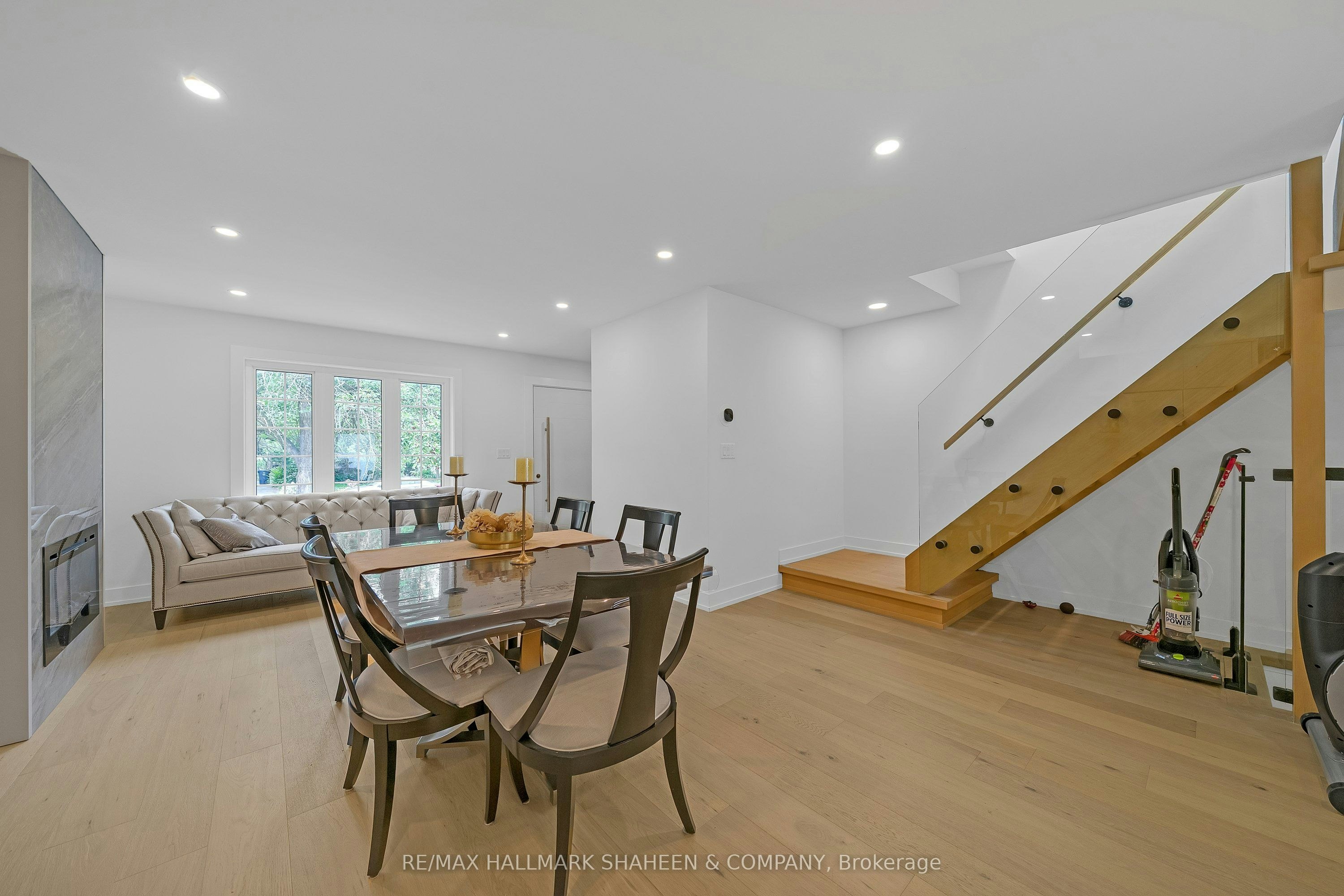 207 Sutherland Drive, Toronto, ON, M4G 1J1 - 7