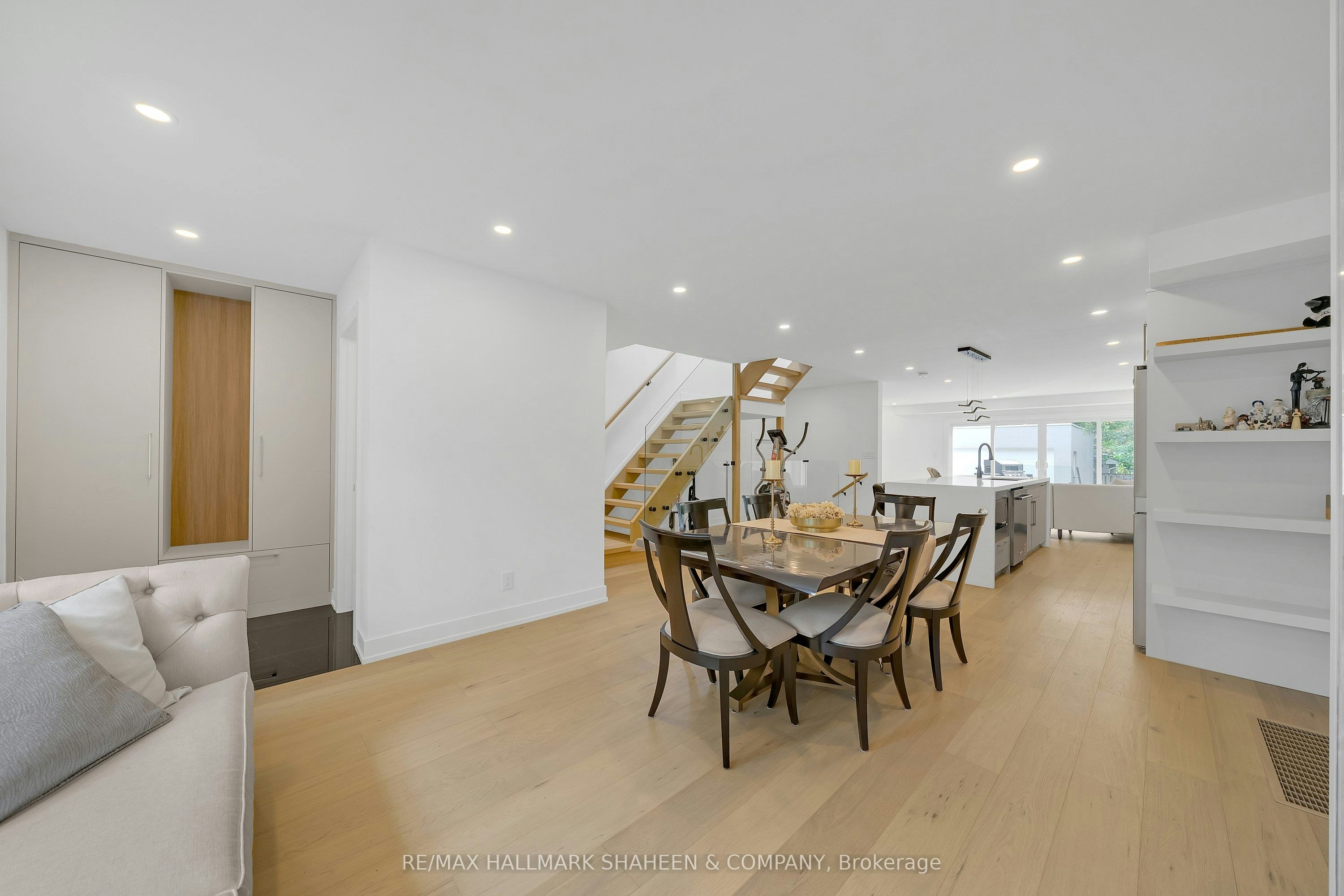 207 Sutherland Drive, Toronto, ON, M4G 1J1 - 5