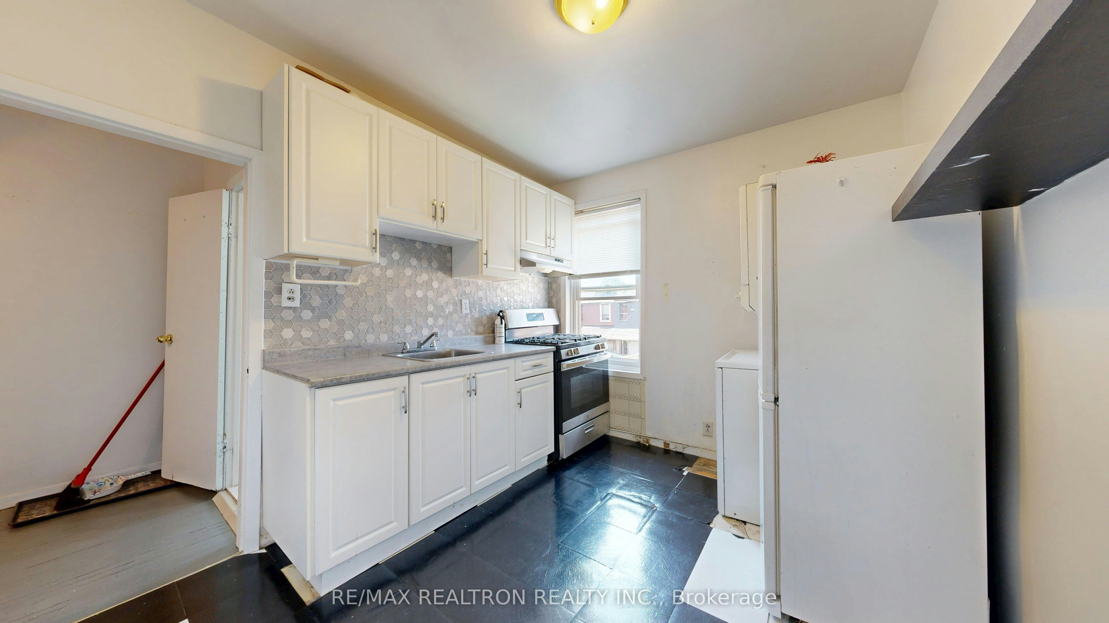Upper-32 Macklem Avenue, Toronto, ON, M6J 3M2 - 22