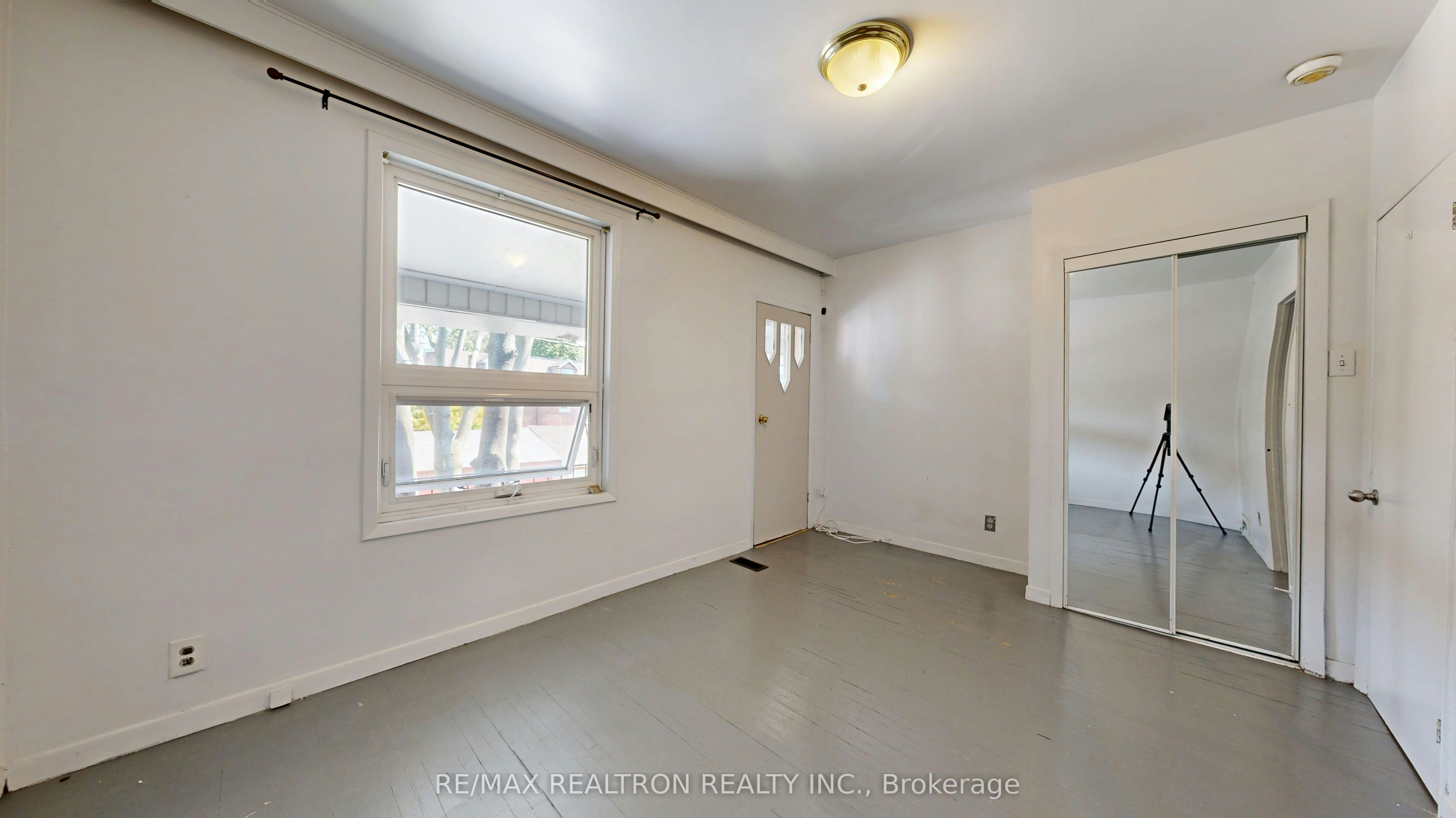 Upper-32 Macklem Avenue, Toronto, ON, M6J 3M2 - 10