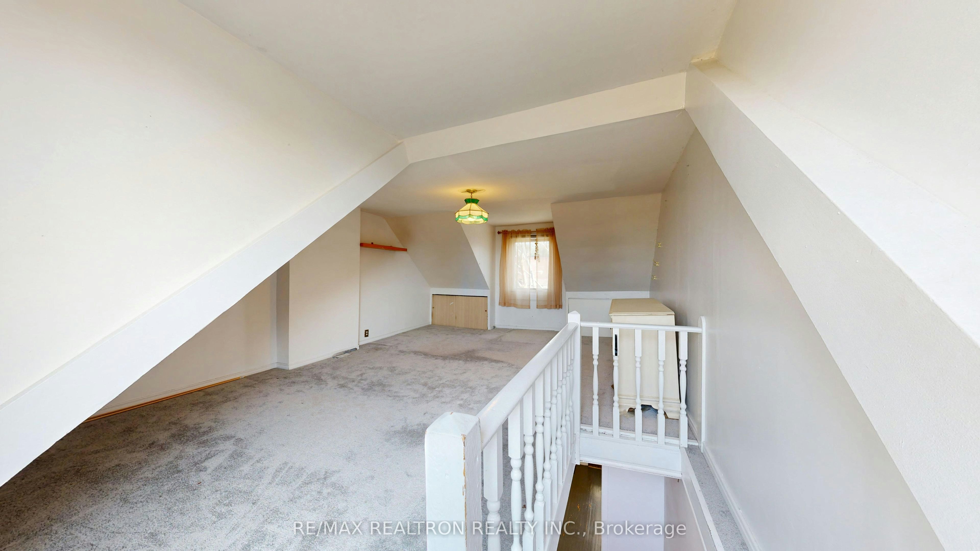 Upper-32 Macklem Avenue, Toronto, ON, M6J 3M2 - 2