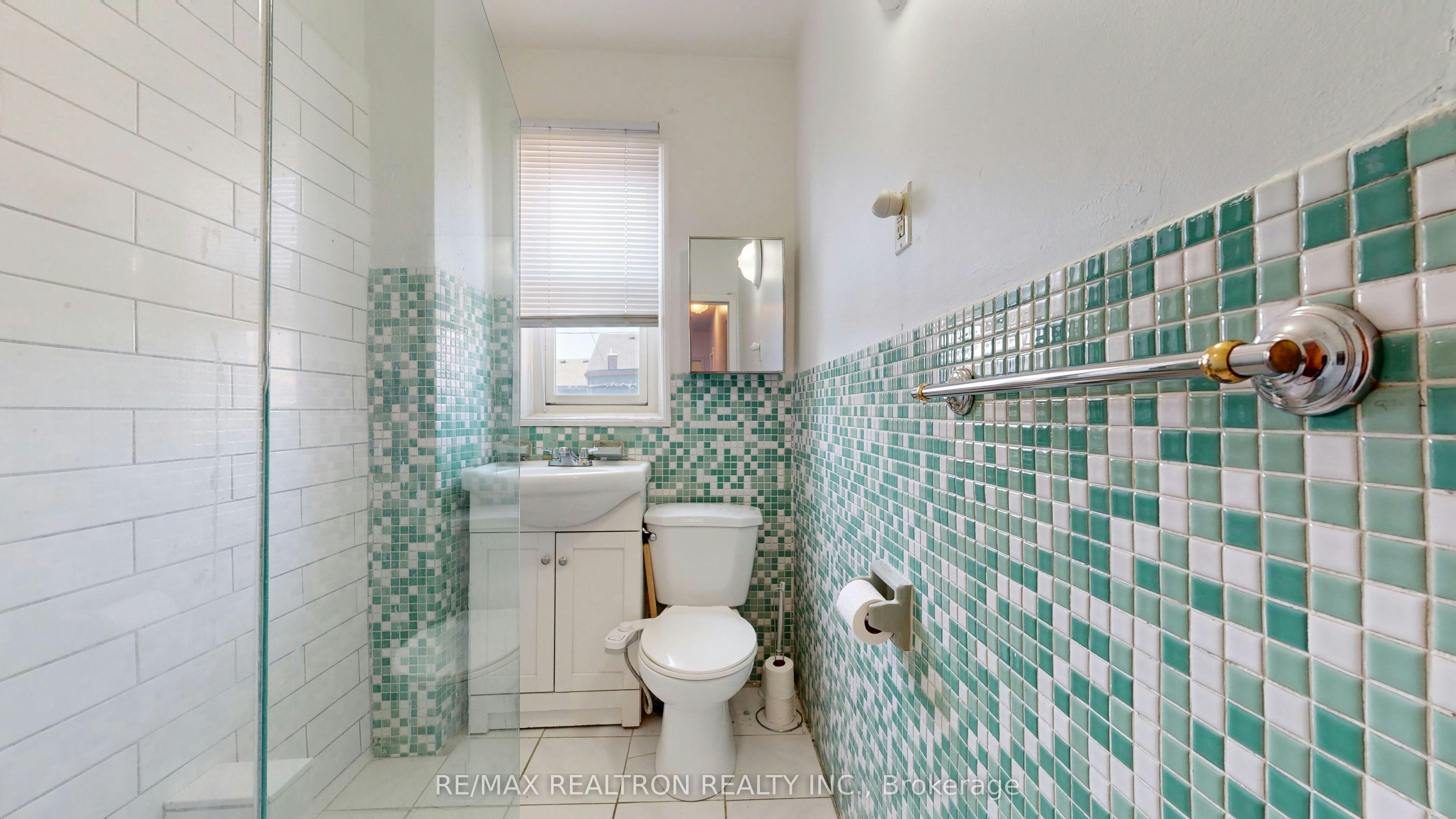 Upper-32 Macklem Avenue, Toronto, ON, M6J 3M2 - 17