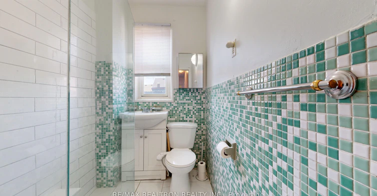 Upper-32 Macklem Avenue, Toronto, ON, M6J 3M2 - 17