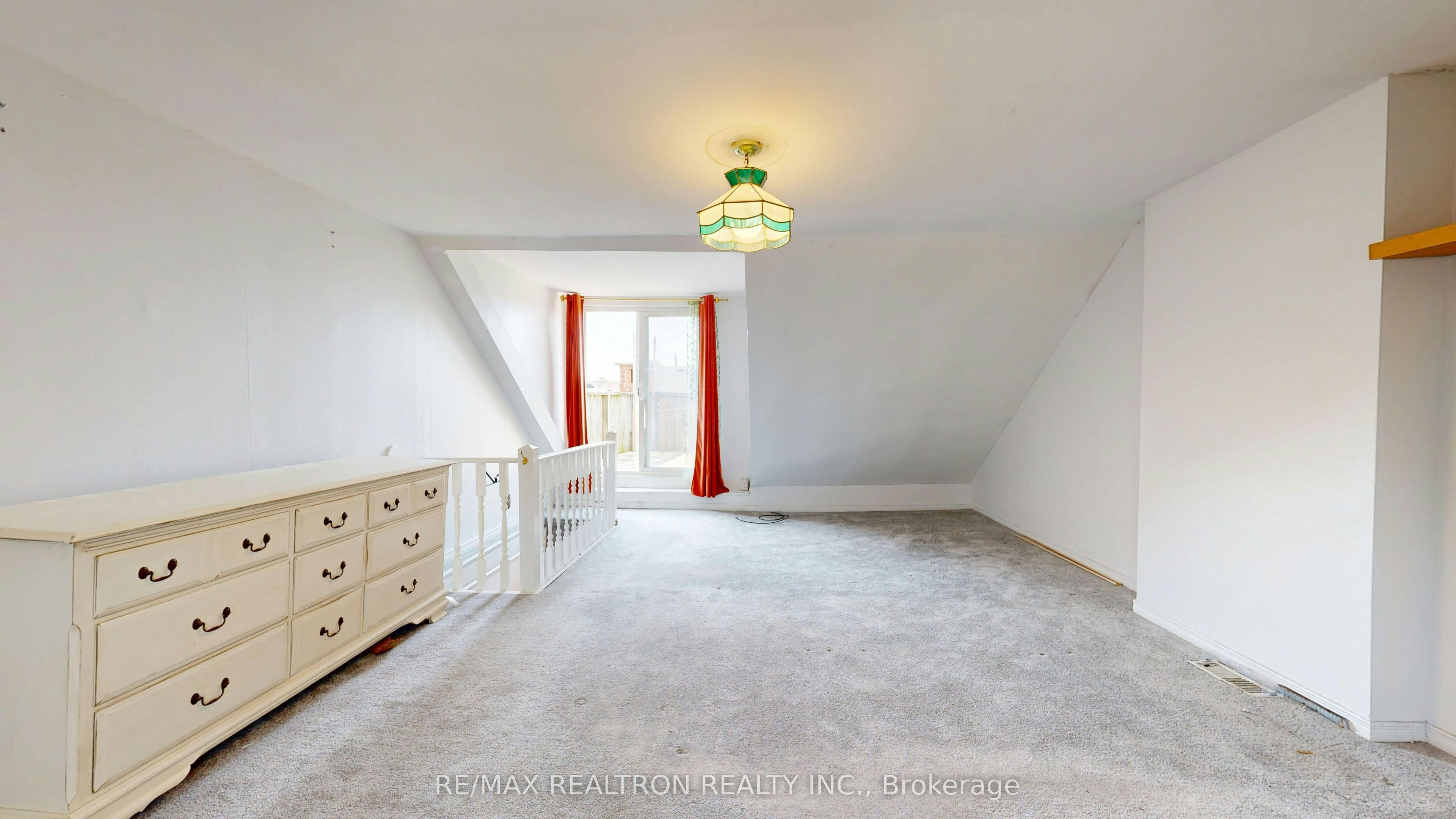 Upper-32 Macklem Avenue, Toronto, ON, M6J 3M2 - 4