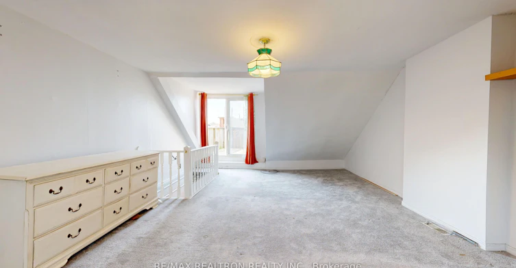 Upper-32 Macklem Avenue, Toronto, ON, M6J 3M2 - 4