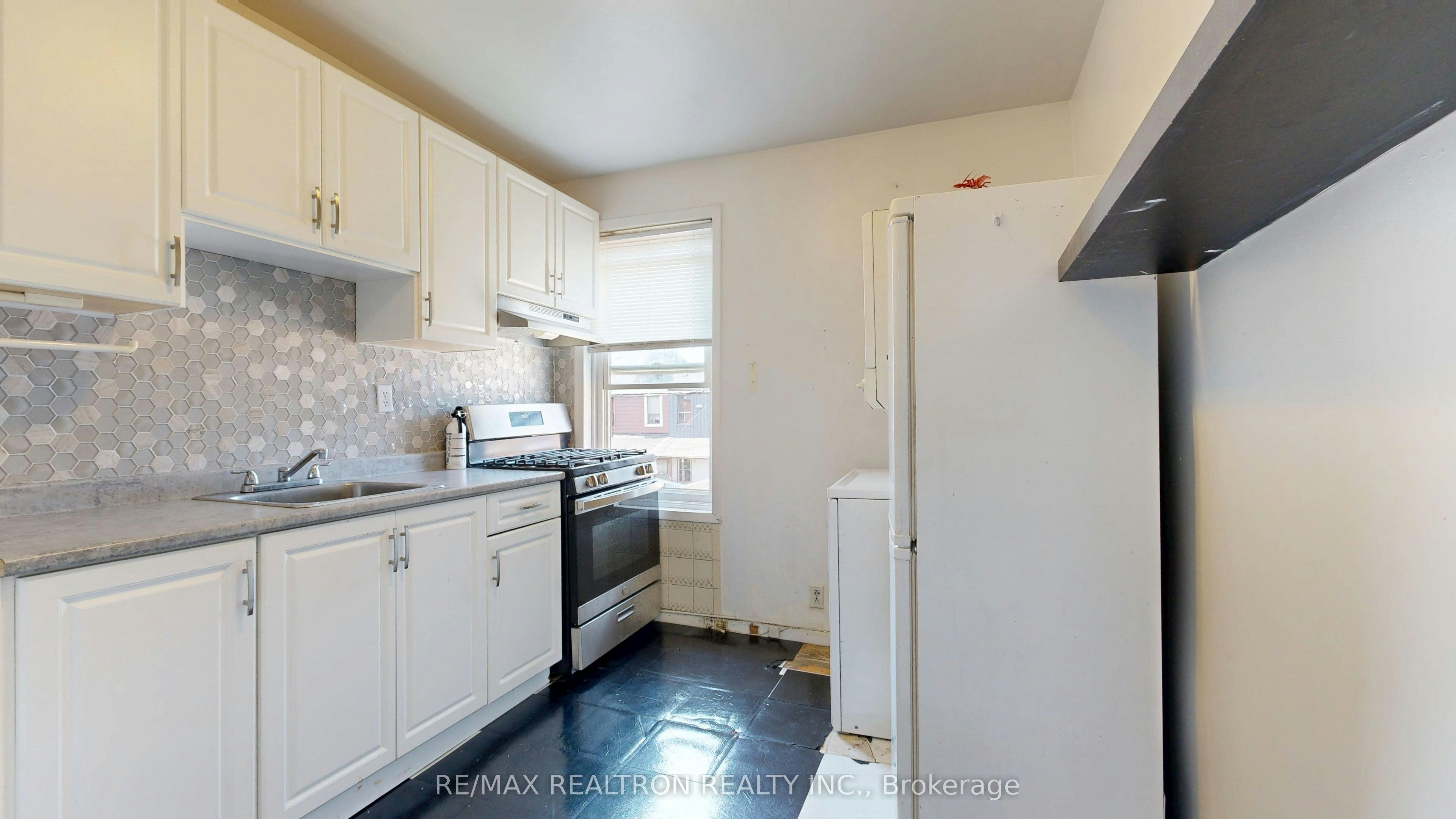 Upper-32 Macklem Avenue, Toronto, ON, M6J 3M2 - 20