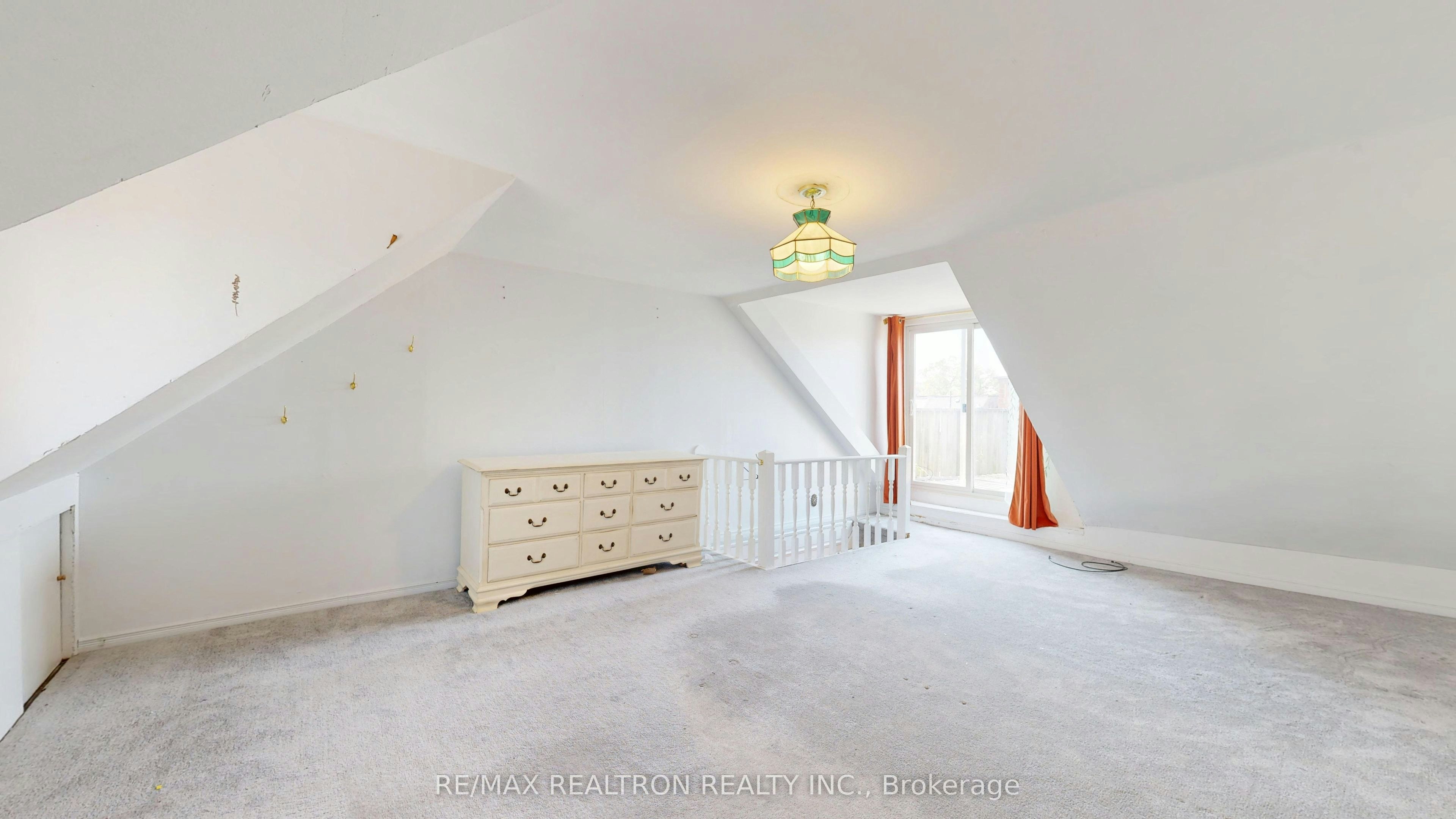 Upper-32 Macklem Avenue, Toronto, ON, M6J 3M2 - 5