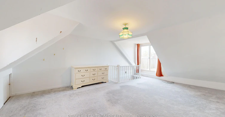 Upper-32 Macklem Avenue, Toronto, ON, M6J 3M2 - 5
