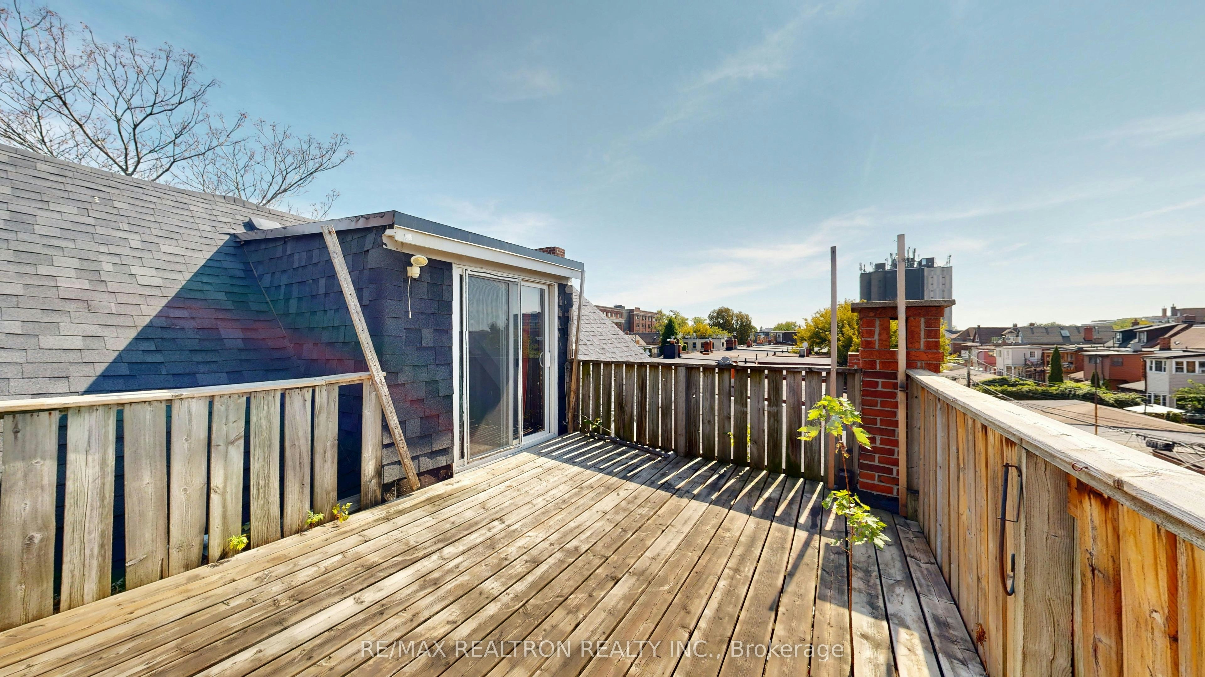 Upper-32 Macklem Avenue, Toronto, ON, M6J 3M2