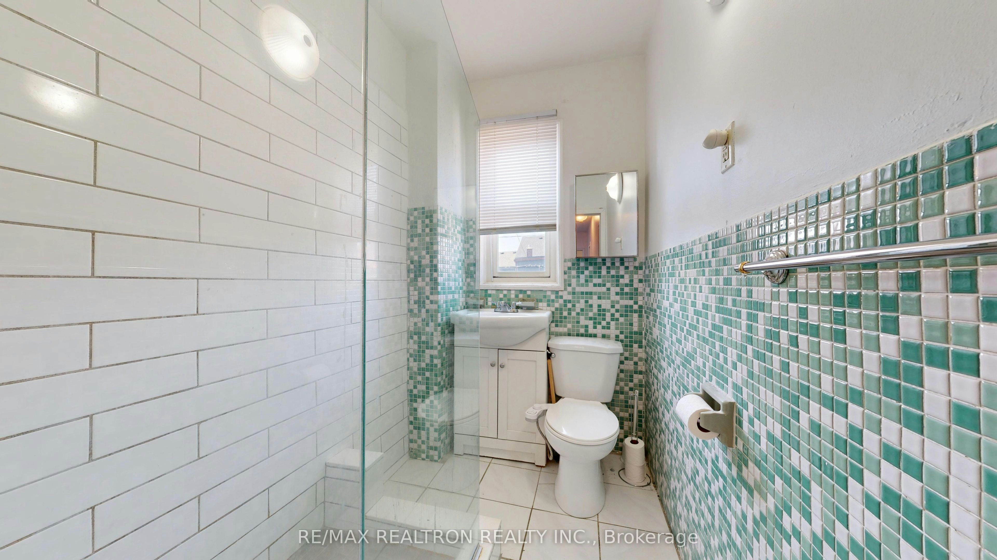 Upper-32 Macklem Avenue, Toronto, ON, M6J 3M2 - 18