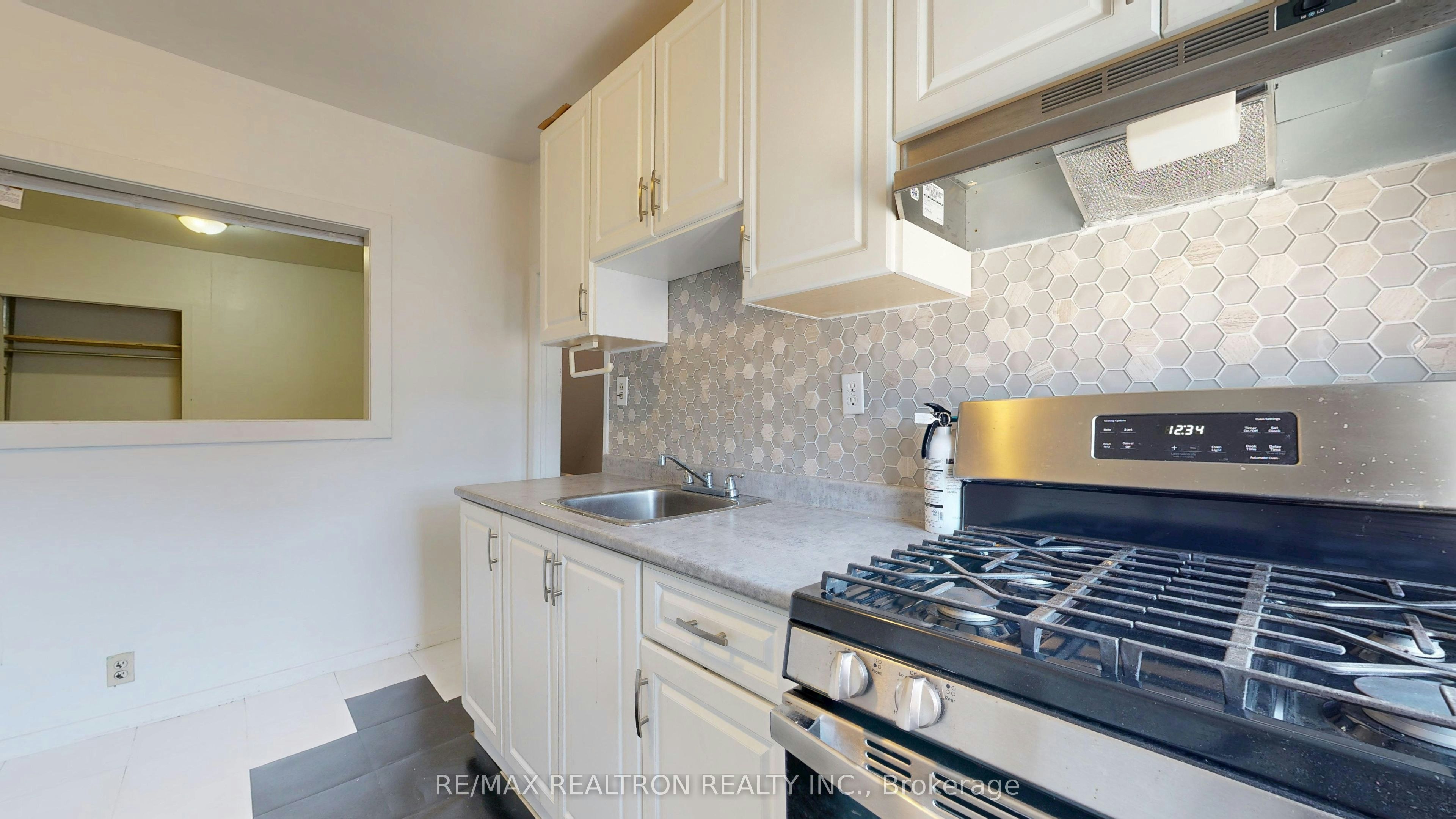 Upper-32 Macklem Avenue, Toronto, ON, M6J 3M2 - 21