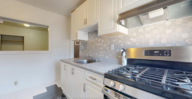 Upper-32 Macklem Avenue, Toronto, ON, M6J 3M2 - 21