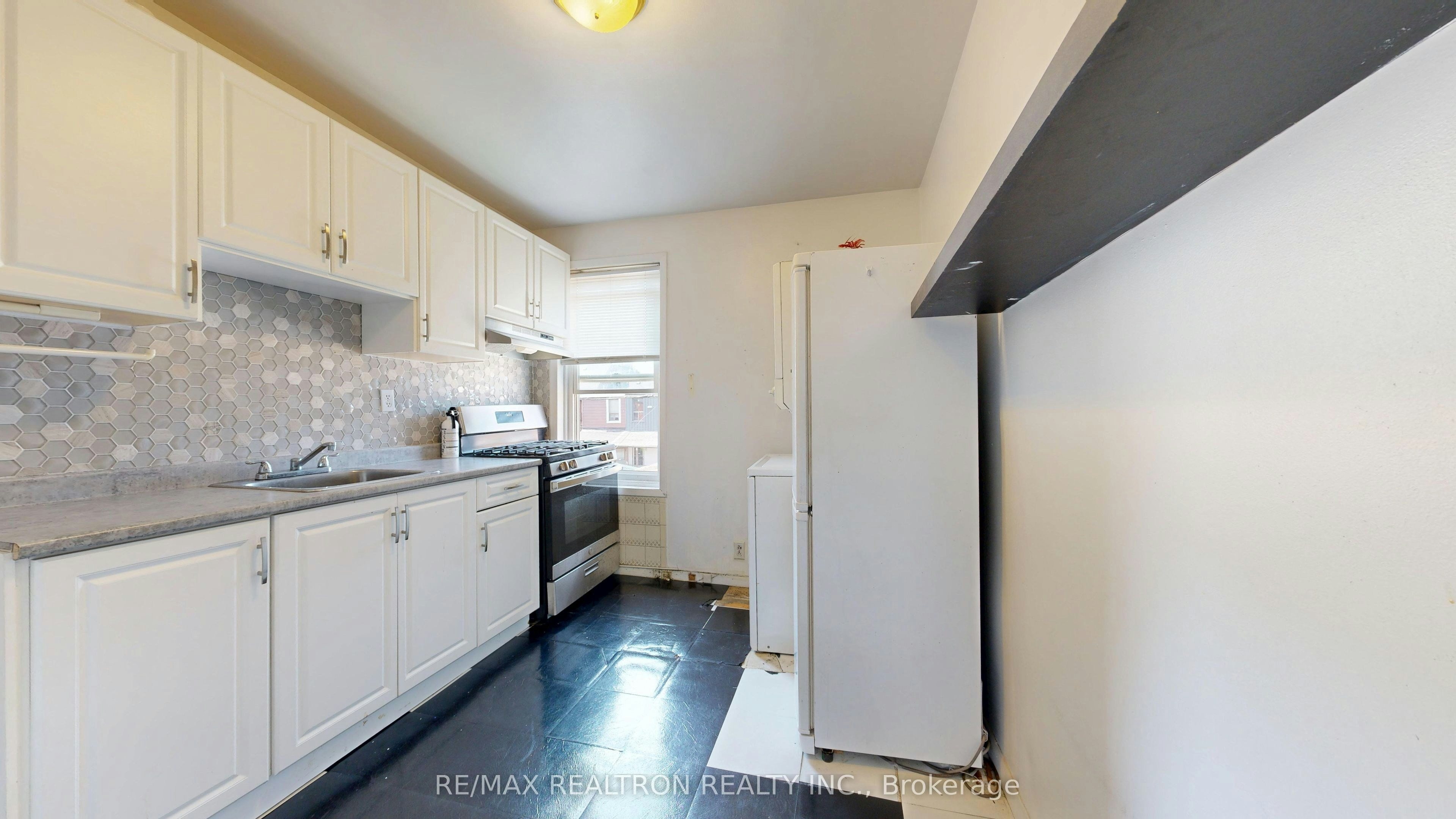 Upper-32 Macklem Avenue, Toronto, ON, M6J 3M2 - 19