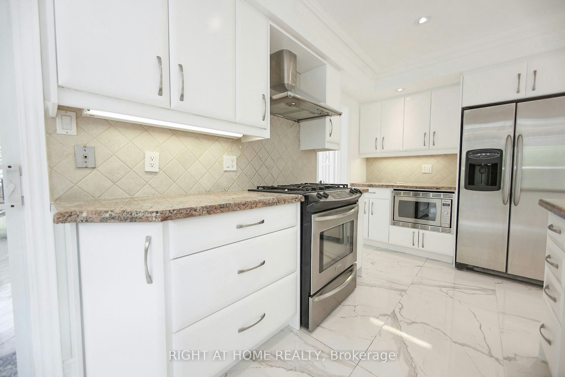89 Yonge Boulevard, Toronto, ON, M5M 3G8 - 8