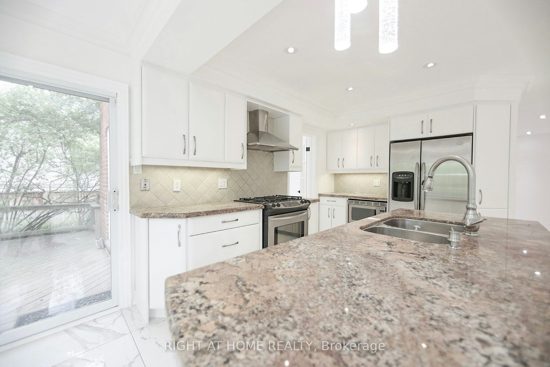 89 Yonge Boulevard, Toronto, ON, M5M 3G8 - 9