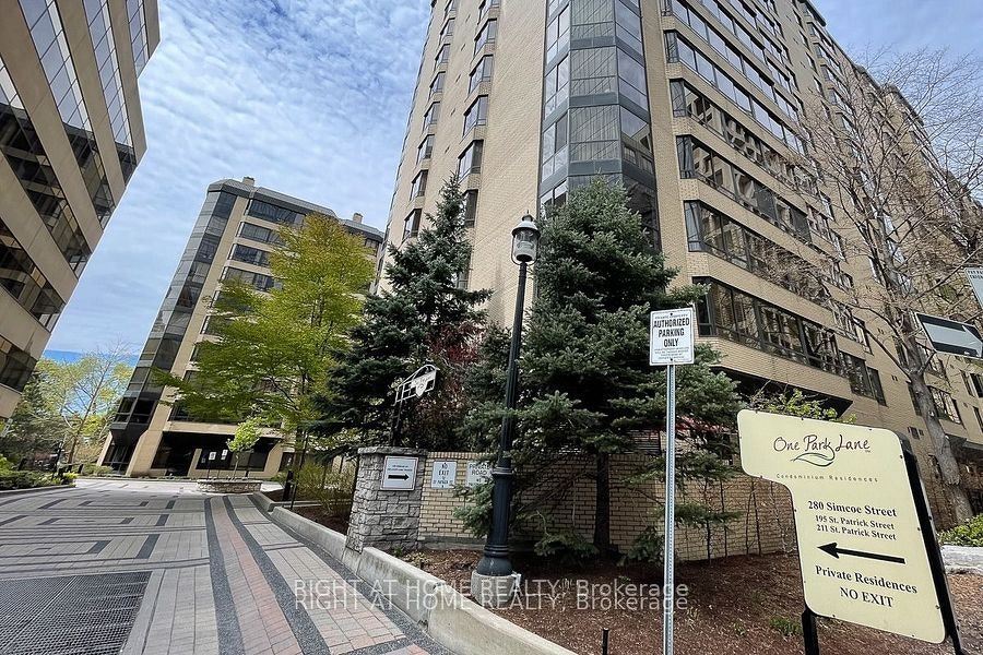 404-280 Simcoe Street, Toronto, ON, M5T 2Y5