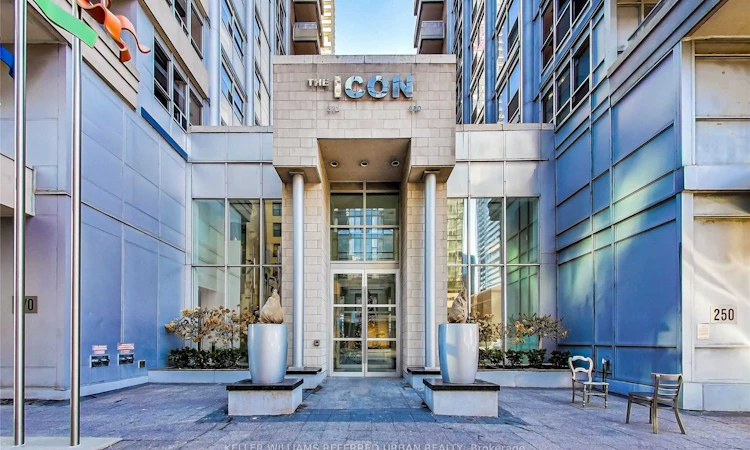339-250 Wellington Street W