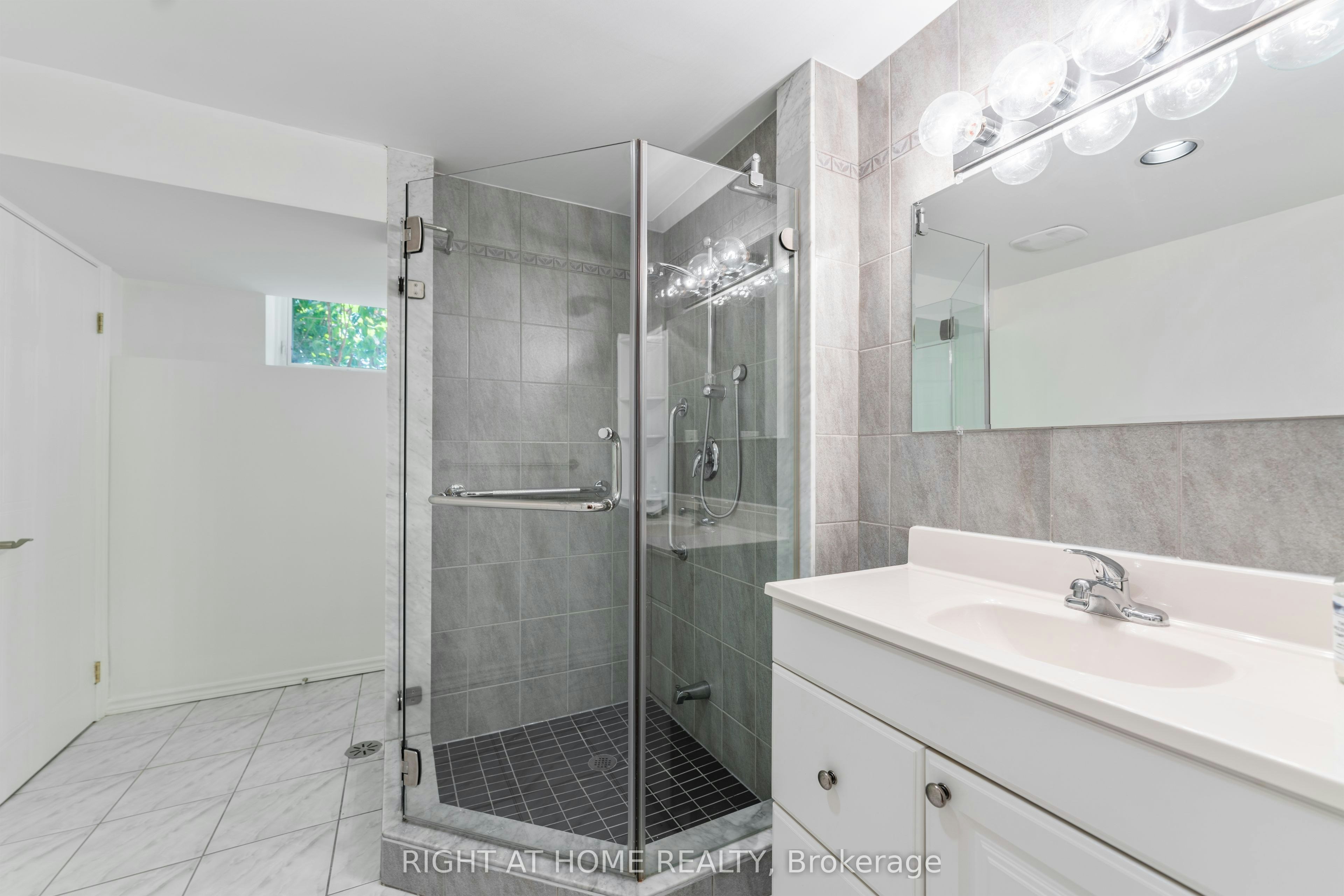 49 Tottenham Road, Toronto, ON, M3C 2J5 - 31