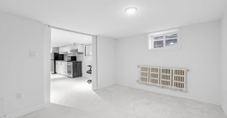 Lower-271 Atlas Avenue, Toronto, ON, M6C 3P8 - 17