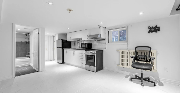 Lower-271 Atlas Avenue, Toronto, ON, M6C 3P8 - 7