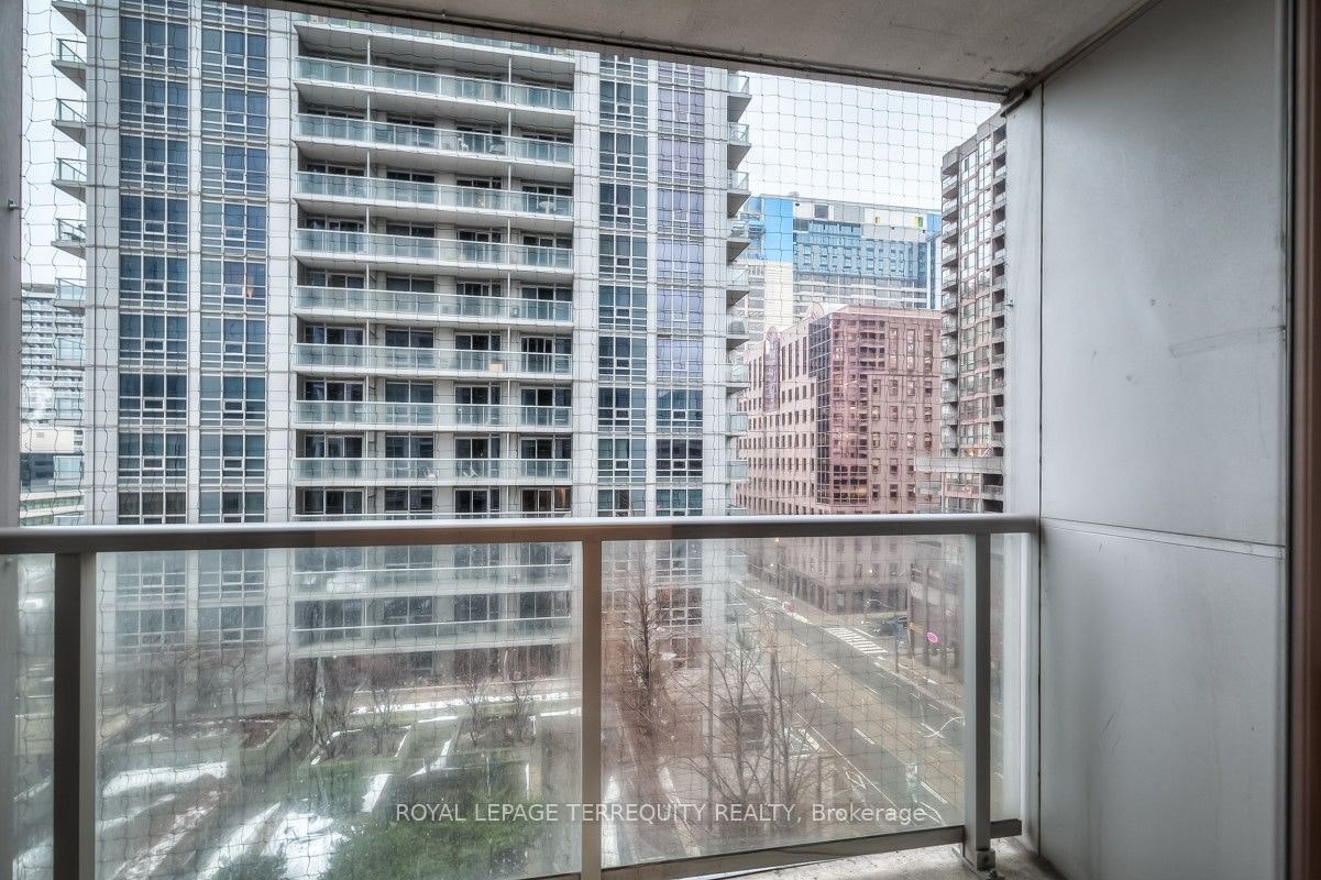708-763 Bay Street, Toronto, ON, M5G 2R3