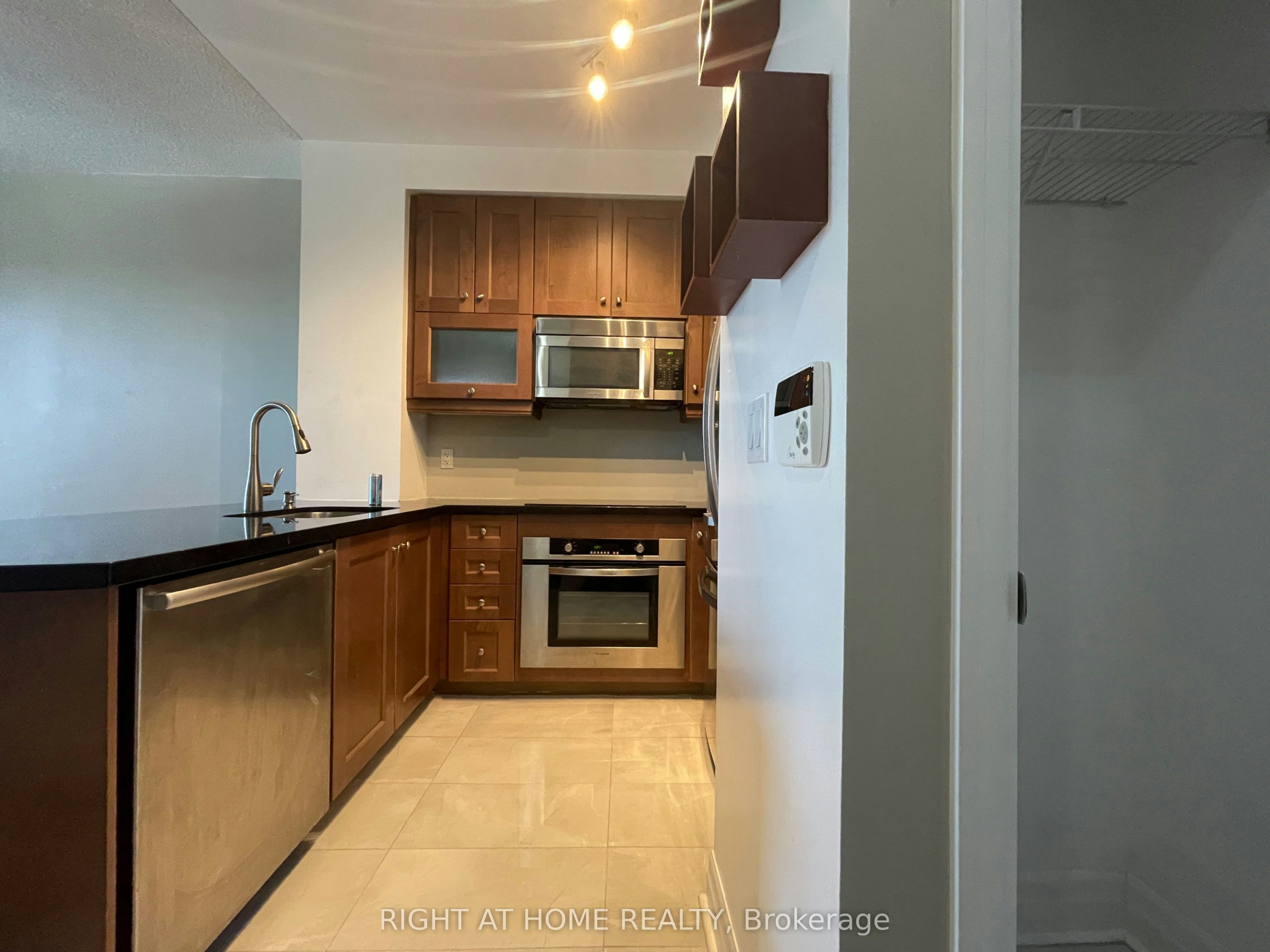 1903-35 Balmuto Street, Toronto, ON, M4Y 0A3 - 17