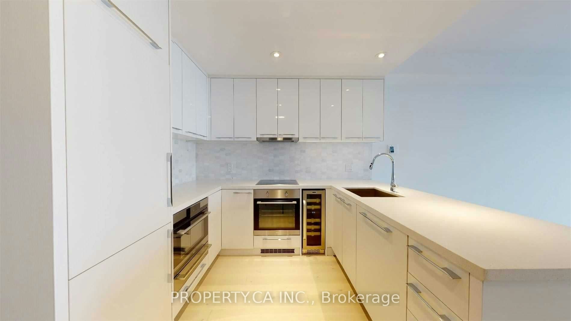 5012-488 University Avenue, Toronto, ON, M5G 0C1