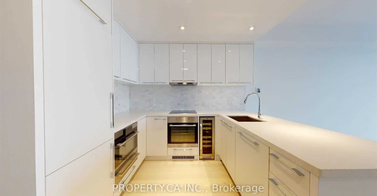 5012-488 University Avenue, Toronto, ON, M5G 0C1