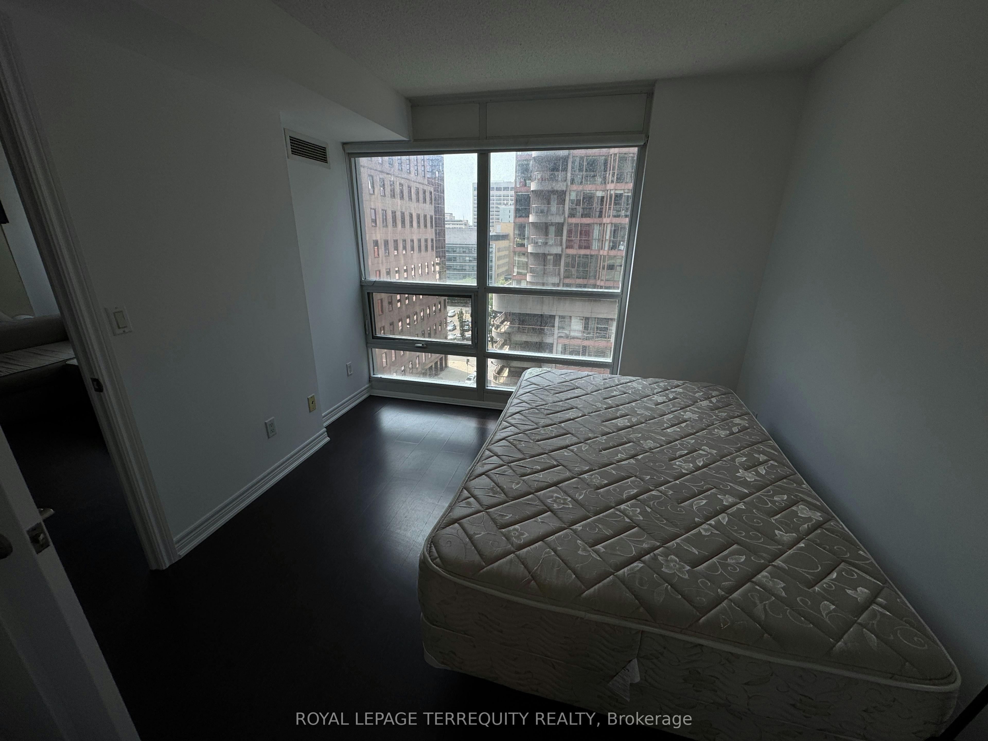 909-761 Bay Street, Toronto, ON, M5G 2R2 - 3