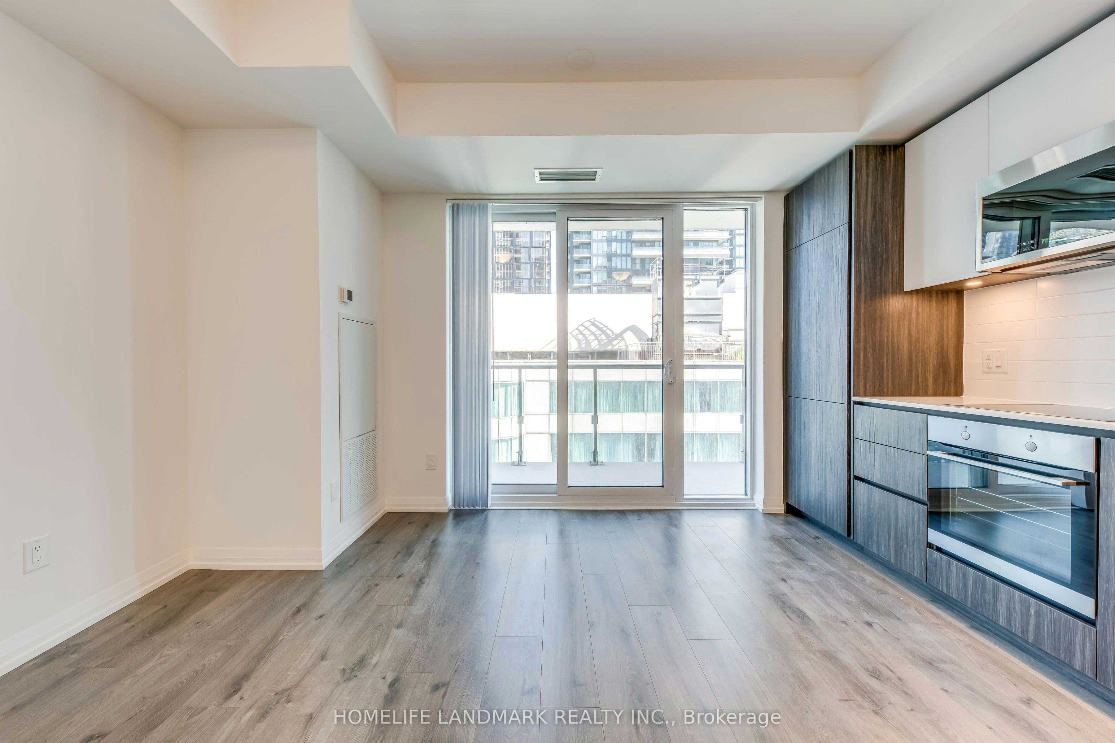 2411-8 Widmer Street, Toronto, ON, M5V 0W6 - 7