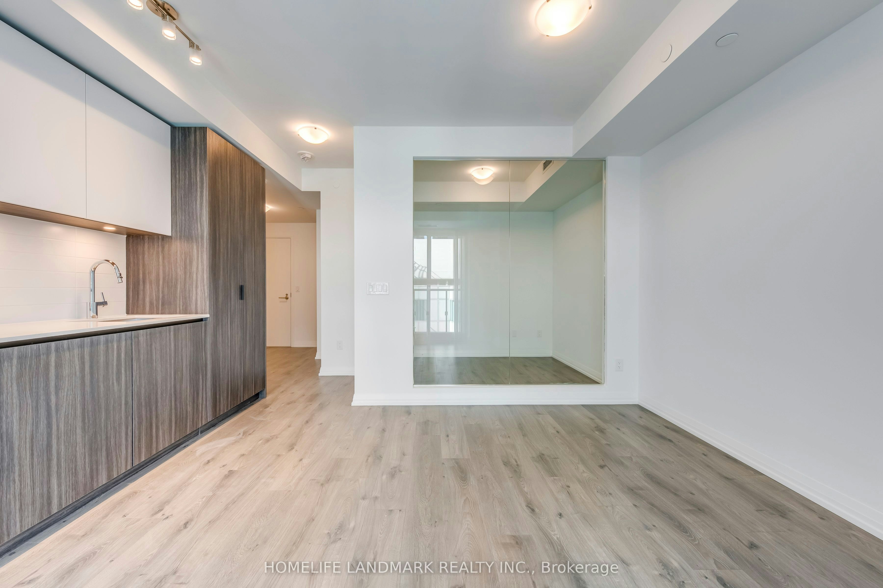 2411-8 Widmer Street, Toronto, ON, M5V 0W6 - 10