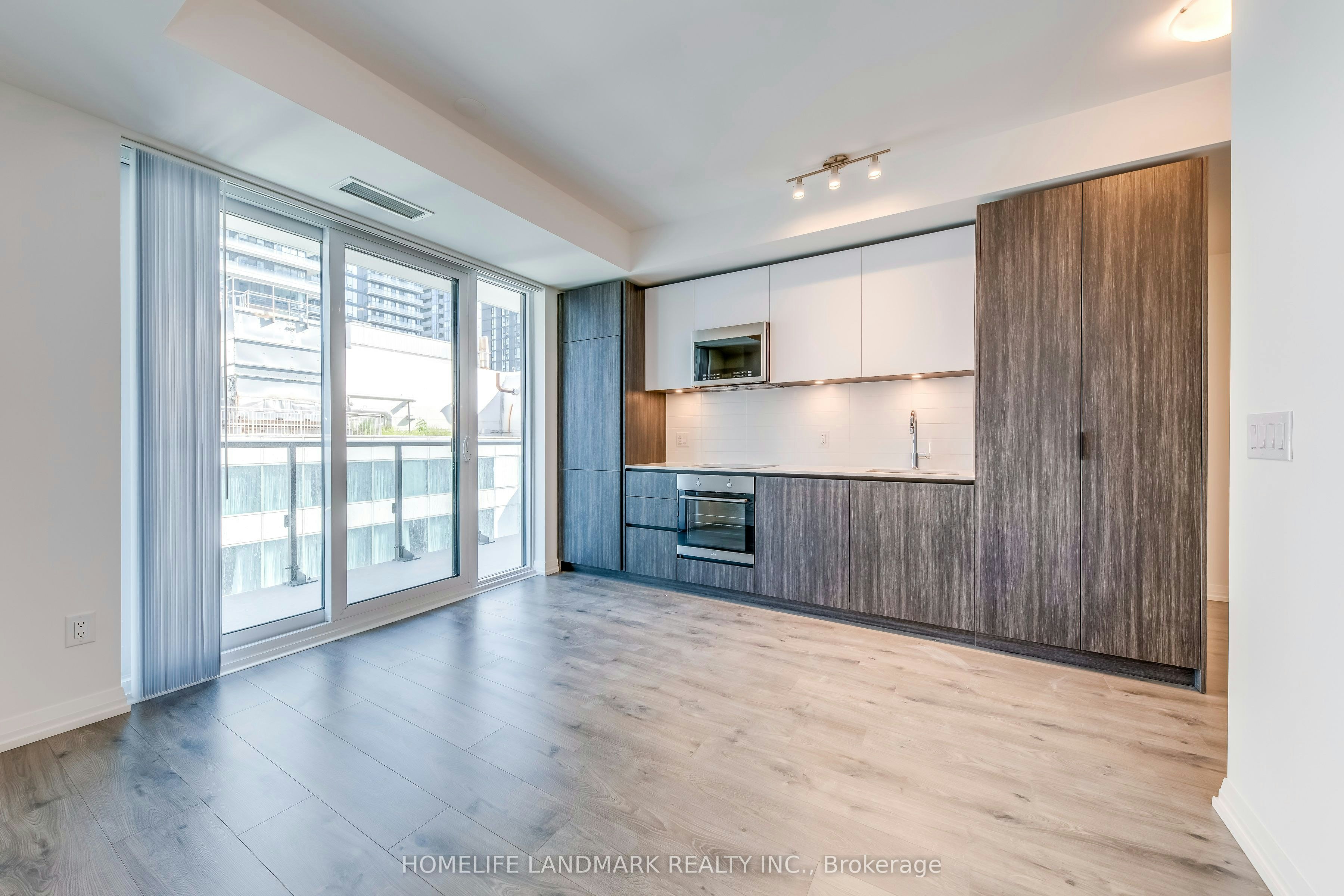 2411-8 Widmer Street, Toronto, ON, M5V 0W6 - 9